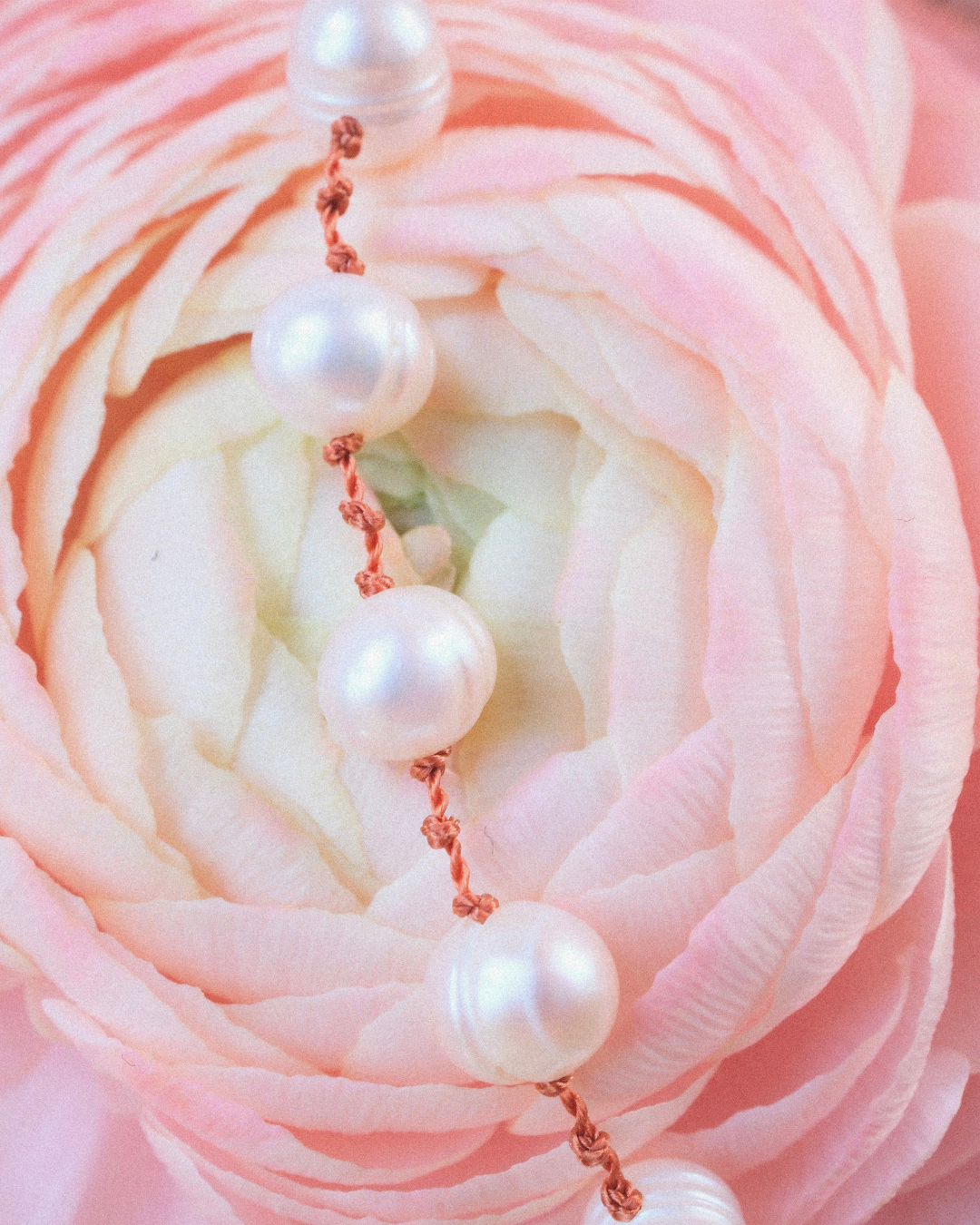 Collier en perles d'eau douce sur cordon — IVARENE Paris