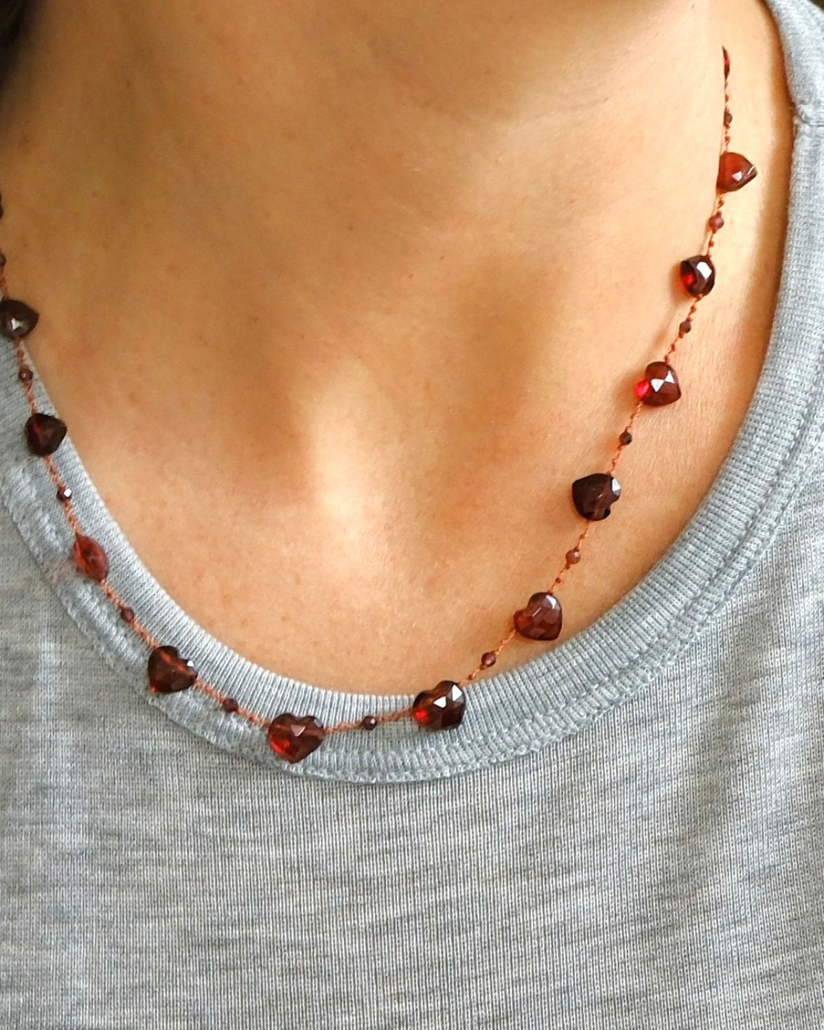 Collier 'Elston Love' en grenat – bijou artisanal en pierres naturelles en forme de coeur