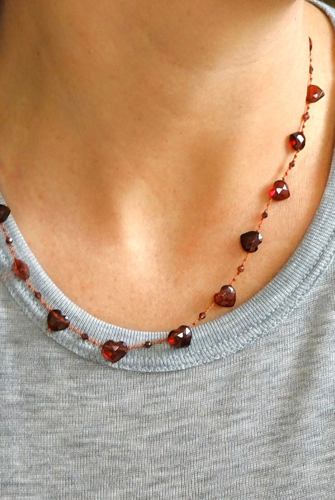 Collier 'Elston Love' en grenat – bijou artisanal en pierres naturelles en forme de coeur