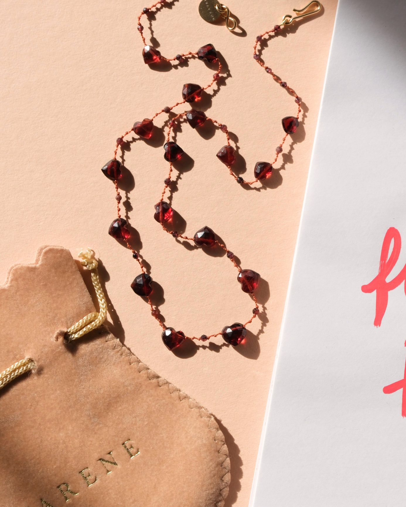 Collier 'Elston Love' en grenat – bijou artisanal en pierres naturelles en forme de coeur