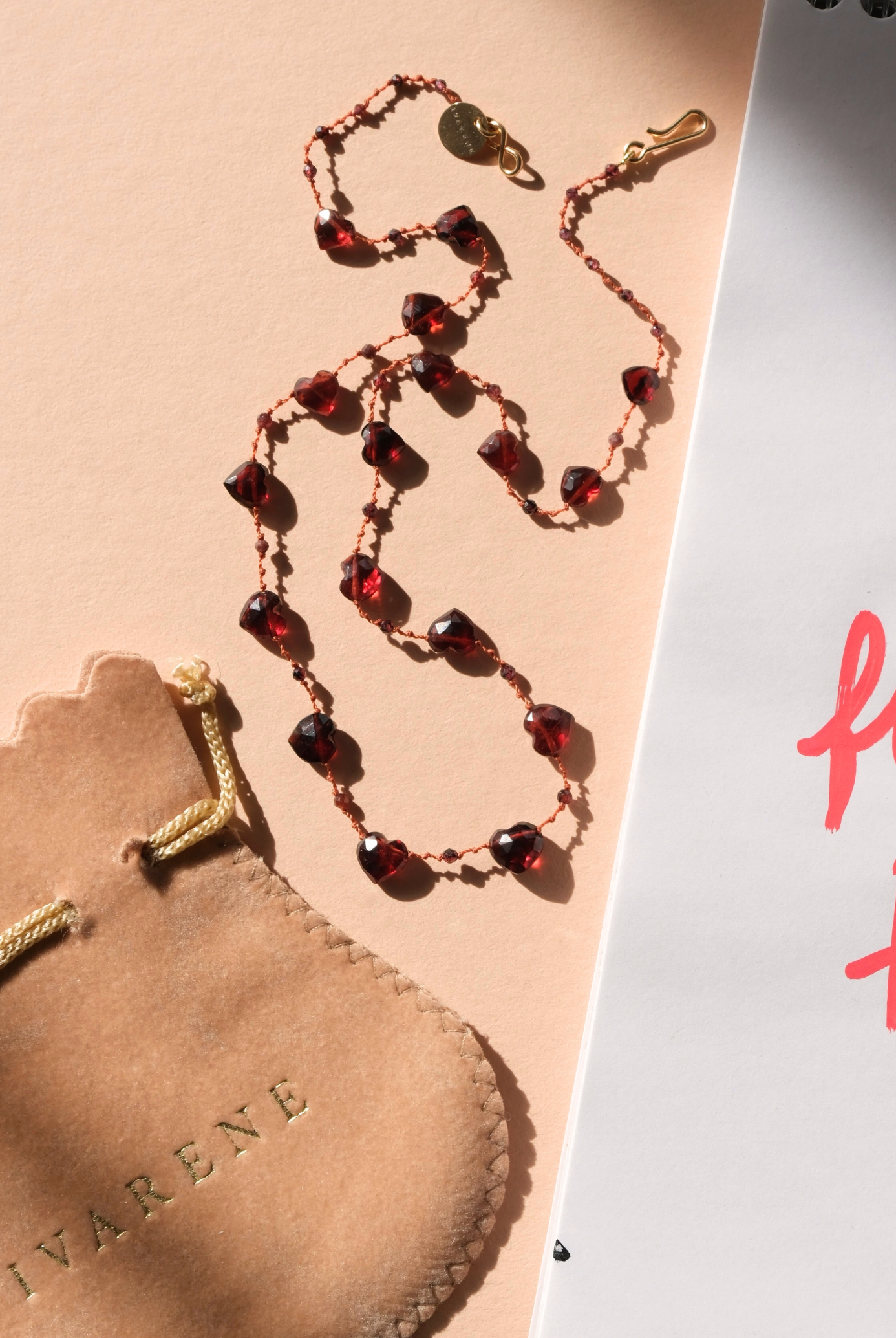 Collier 'Elston Love' en grenat – bijou artisanal en pierres naturelles en forme de coeur
