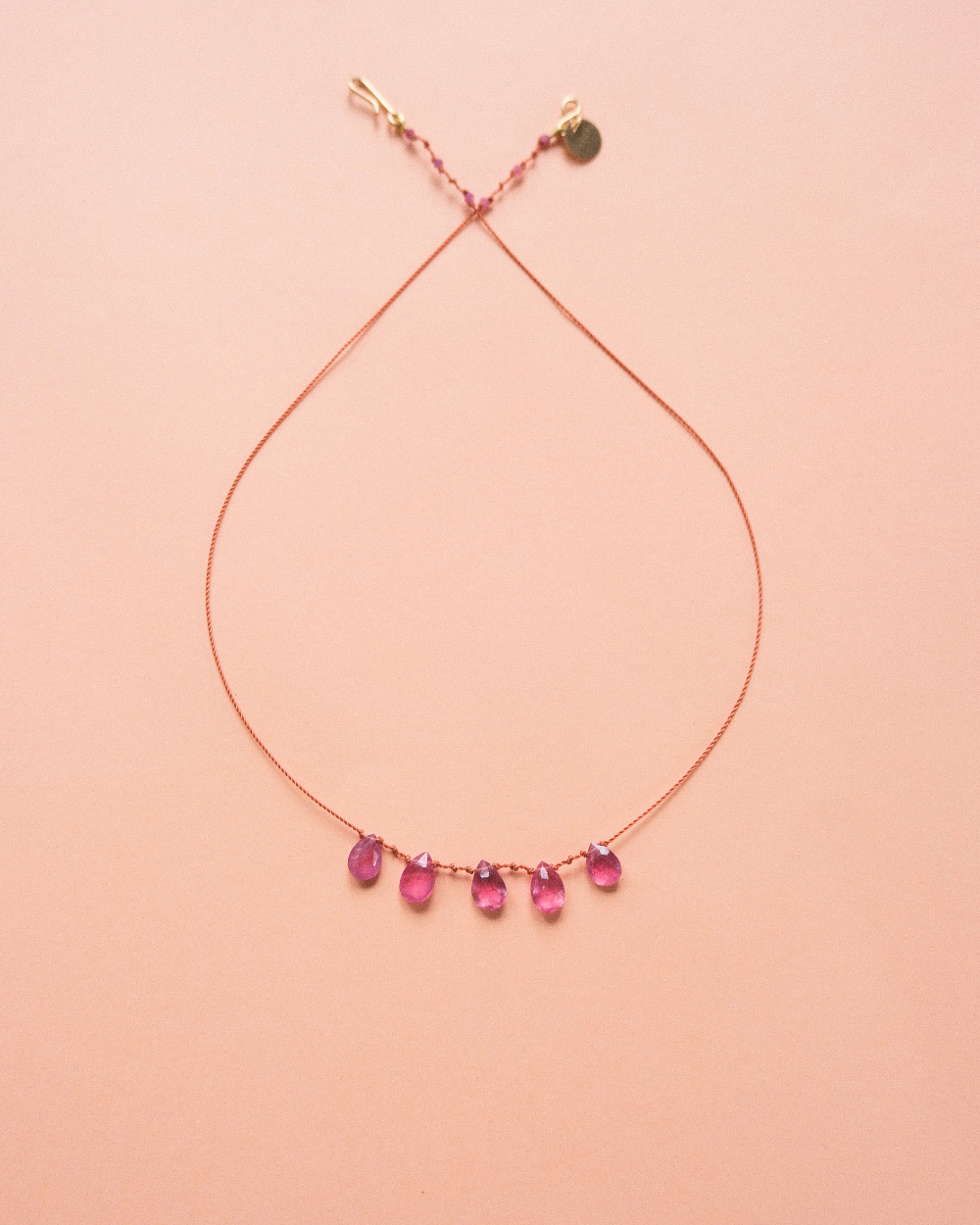 Collier 5 gouttes en saphir rose sur cordon — IVARENE Paris