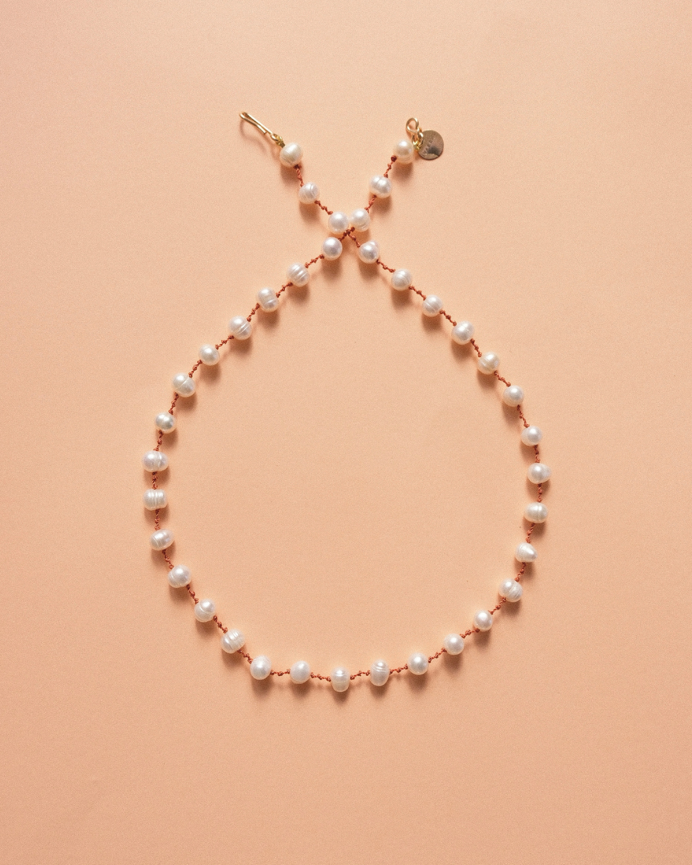 Collier en perles d'eau douce sur cordon — IVARENE Paris