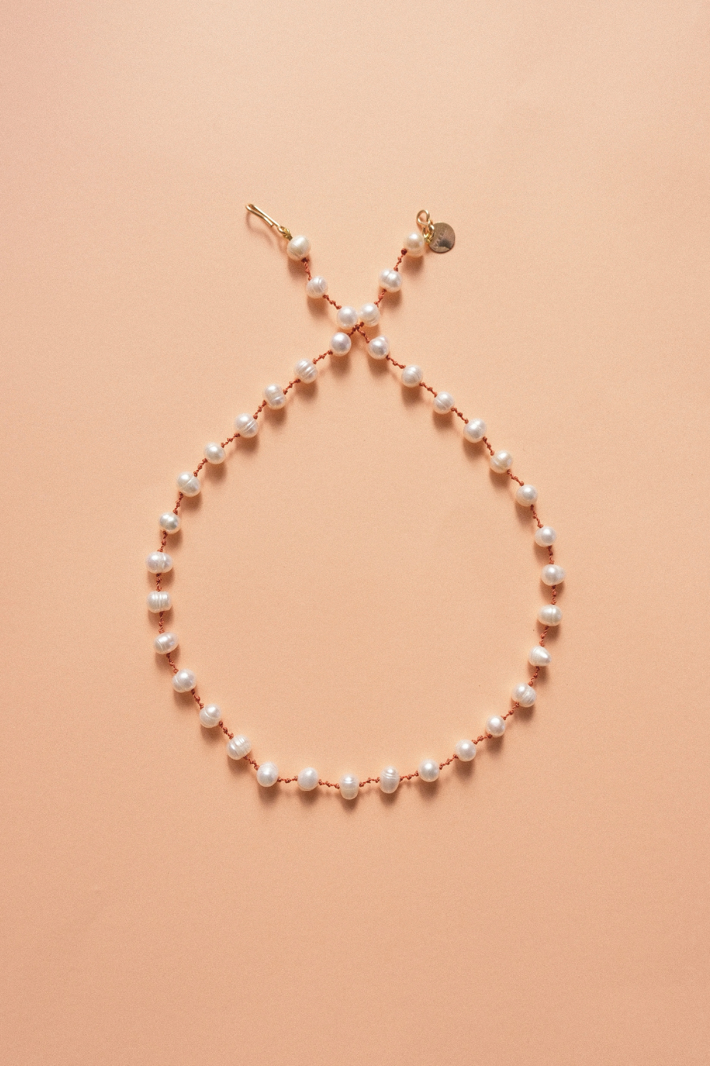 Collier en perles d'eau douce sur cordon — IVARENE Paris