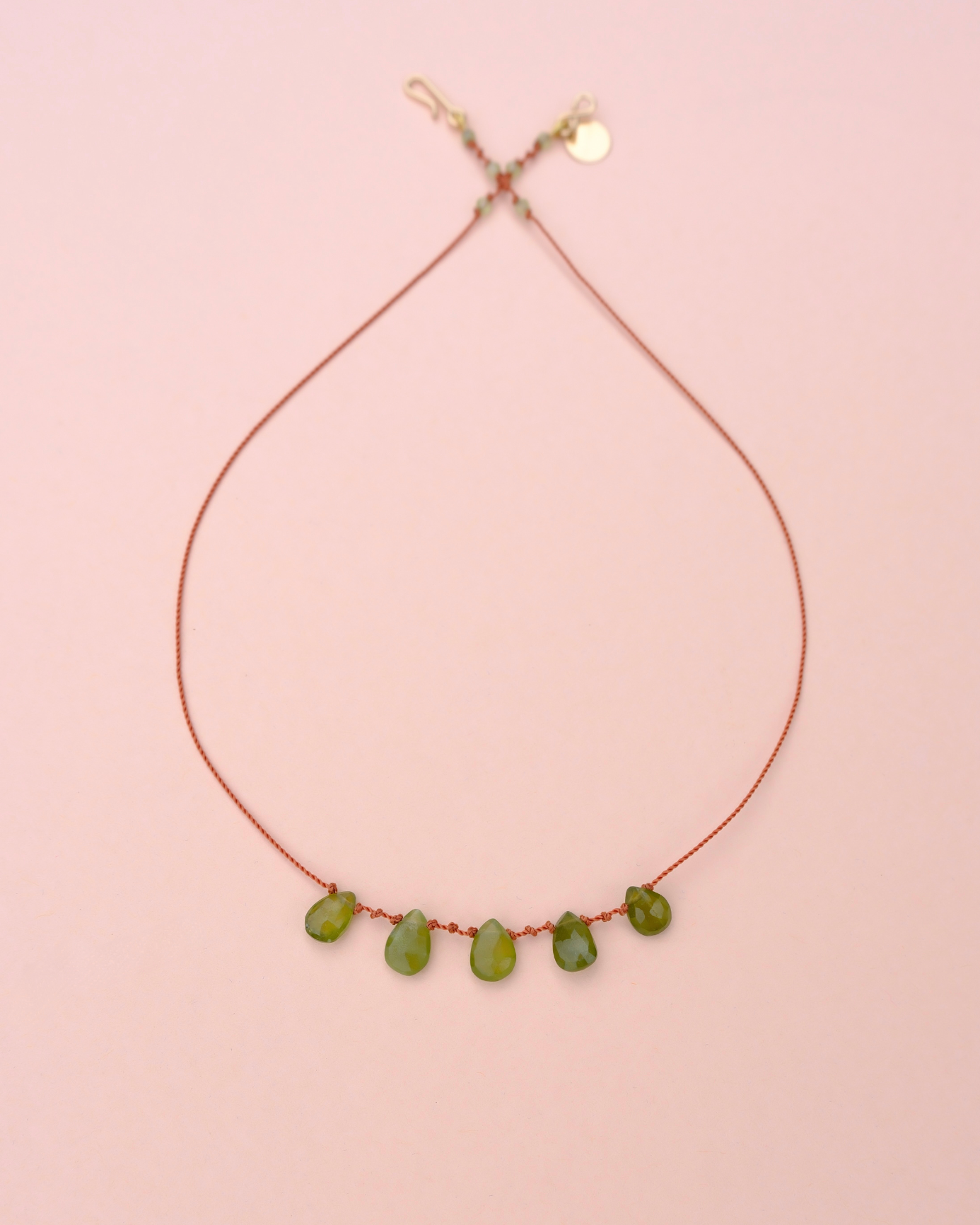 Collier en vésuvianite sur cordon — IVARENE Paris