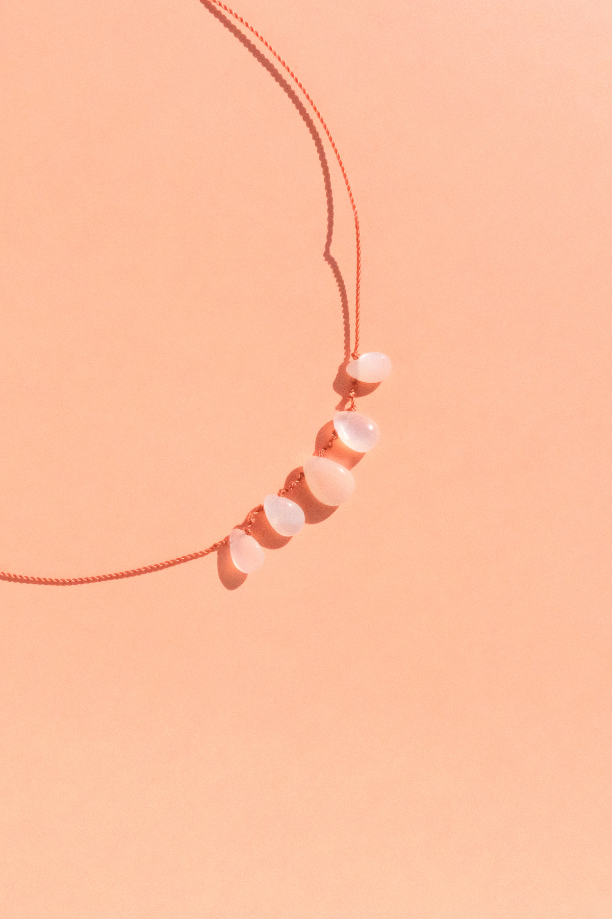 Collier 5 gouttes en pierre de lune lisse, autre vue — IVARENE Paris