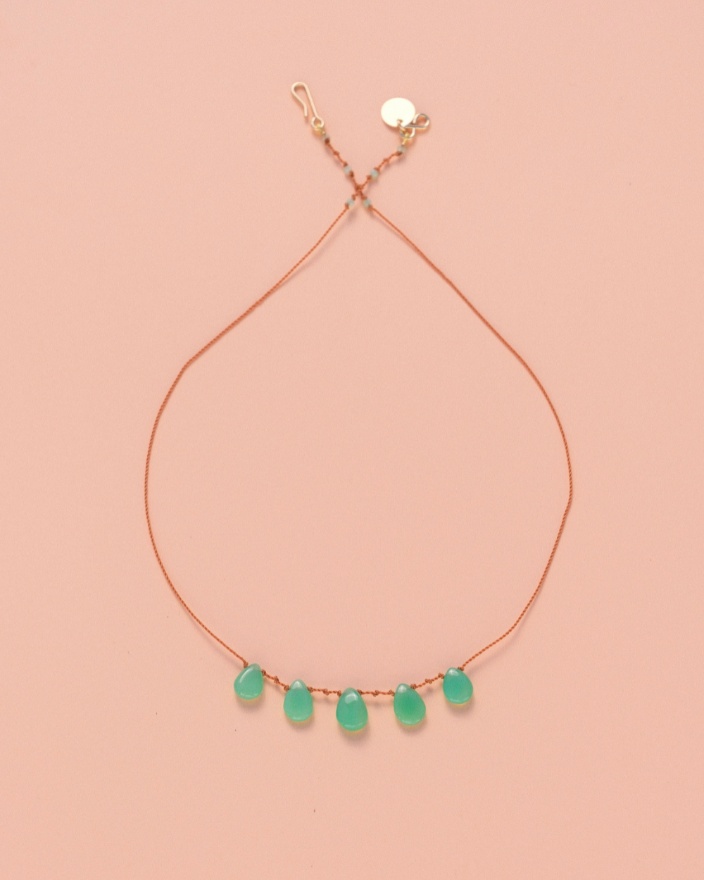 Collier en chrysoprase sur cordon — IVARENE Paris