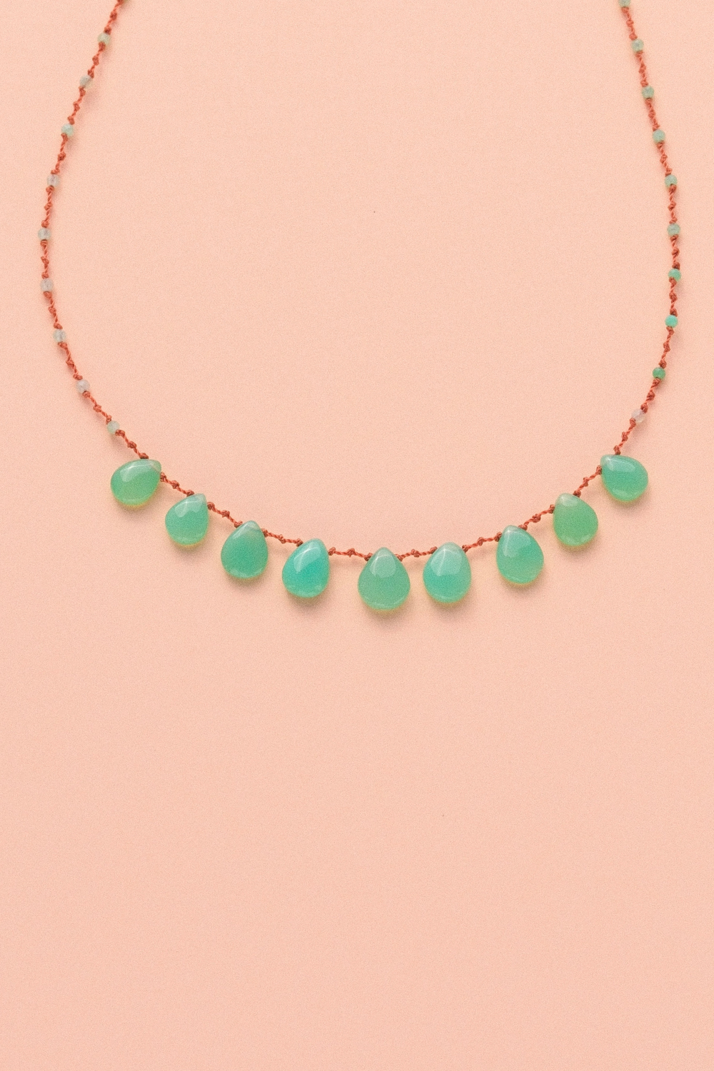 Collier en chrysoprase sur cordon — IVARENE Paris
