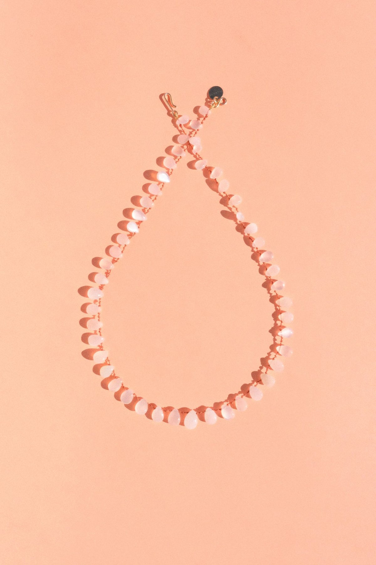 Collier Alcyona en pierre de lune lisse sur cordon — IVARENE Paris