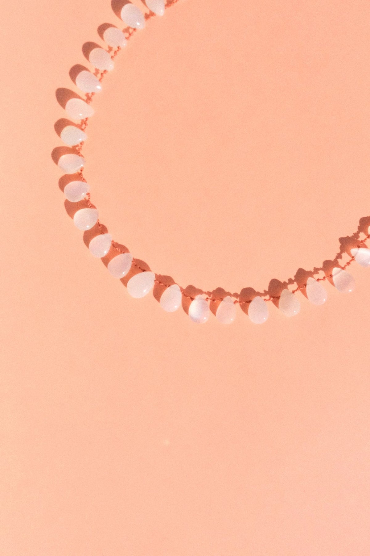 Collier Alcyona en pierre de lune lisse, autre vue — IVARENE Paris