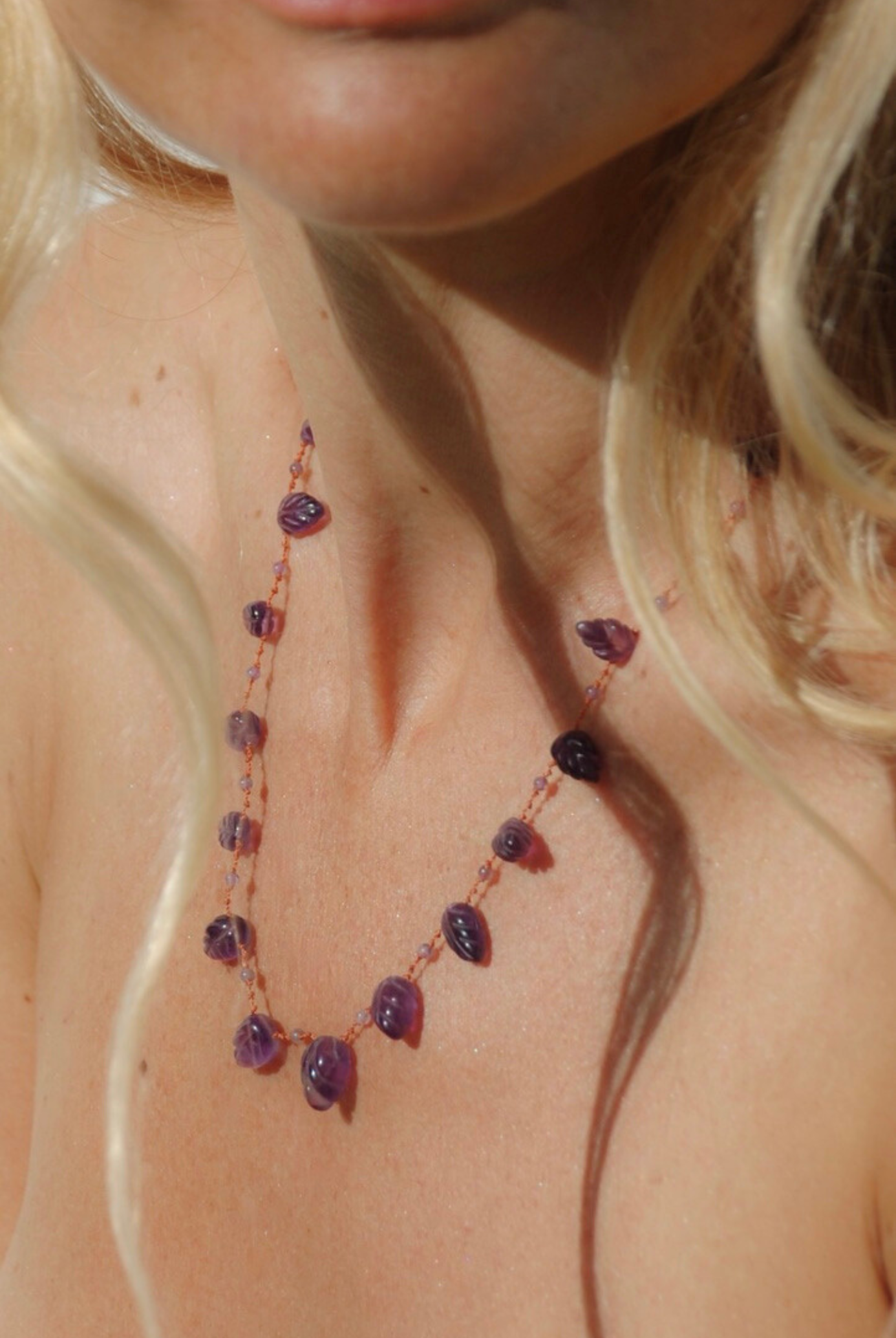 Collier Niilo Feuille améthyste – bijou sculpté et poétique