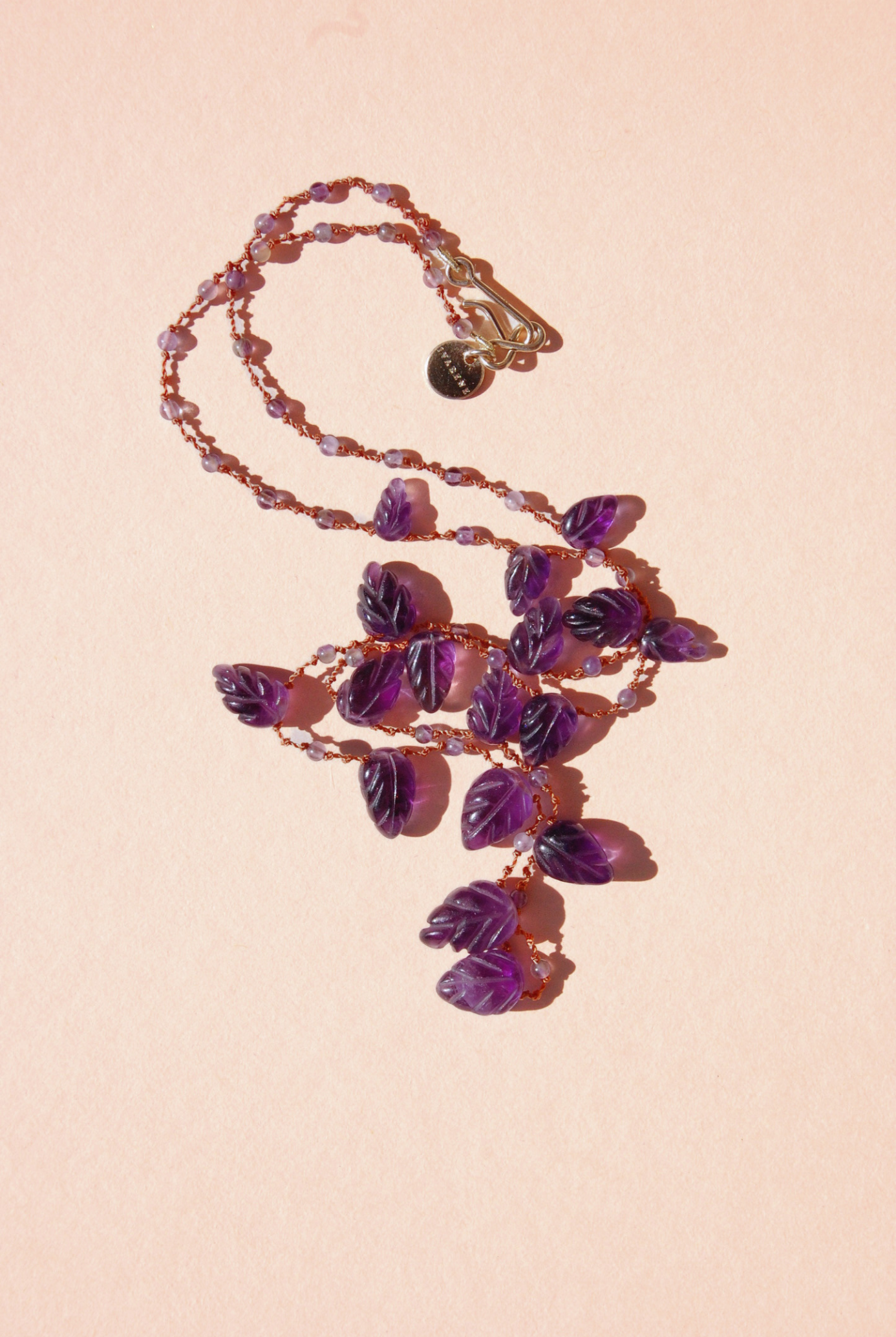 Collier Niilo Feuille améthyste – bijou sculpté et poétique