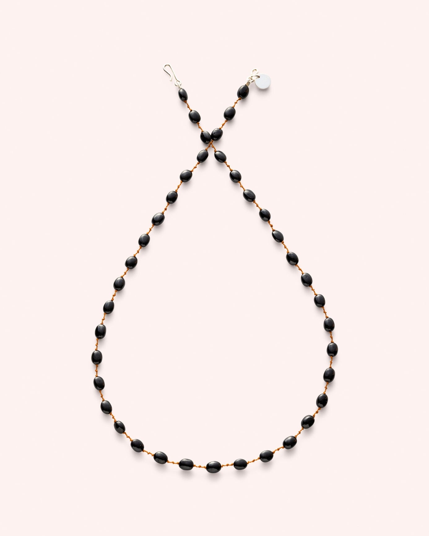 Collier en spinelle noir sur cordon — IVARENE Paris