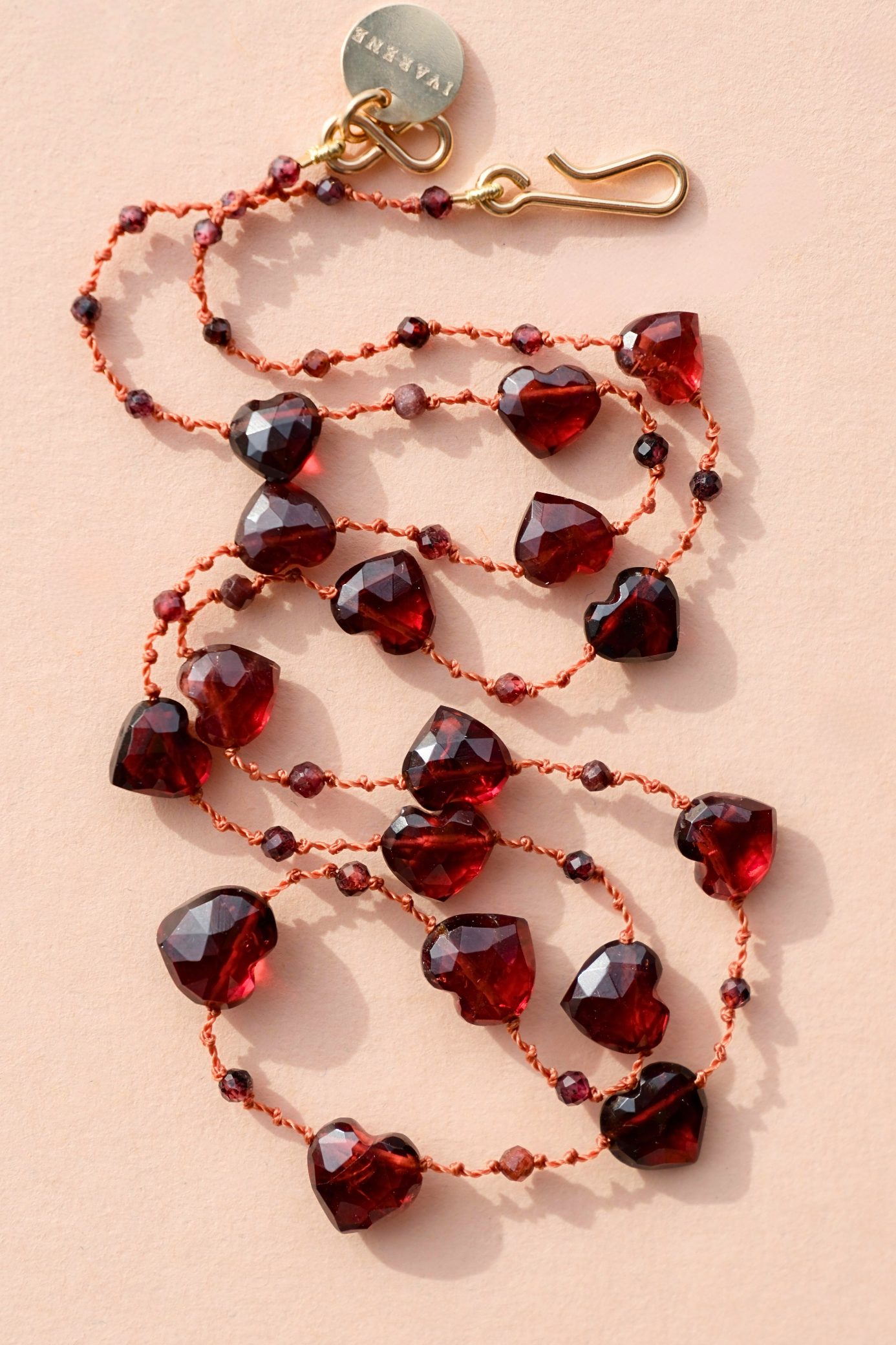 Collier 'Elston Love' en grenat – bijou artisanal en pierres naturelles en forme de coeur