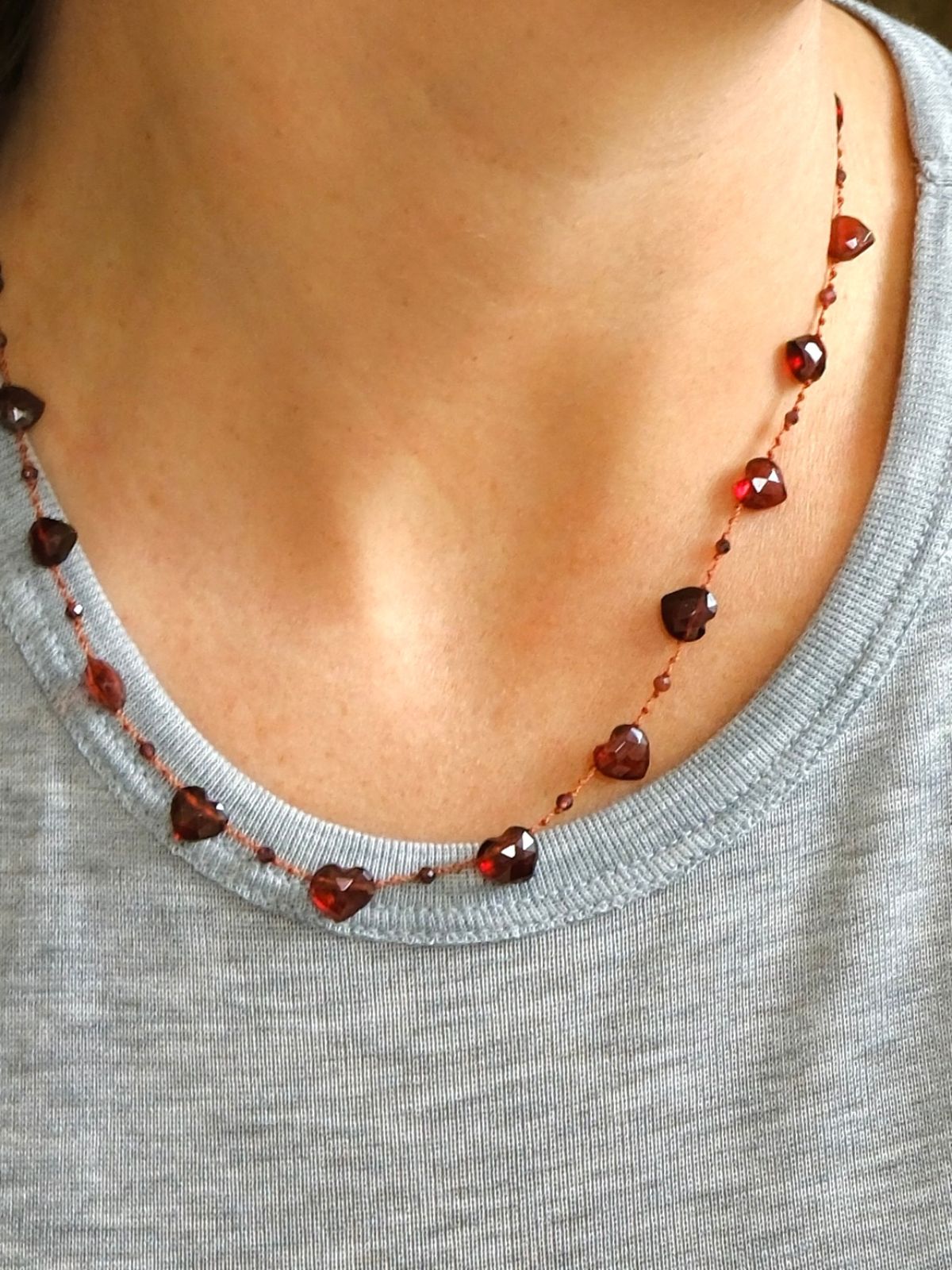 Collier 'Elston Love' en grenat – bijou artisanal en pierres naturelles en forme de coeur