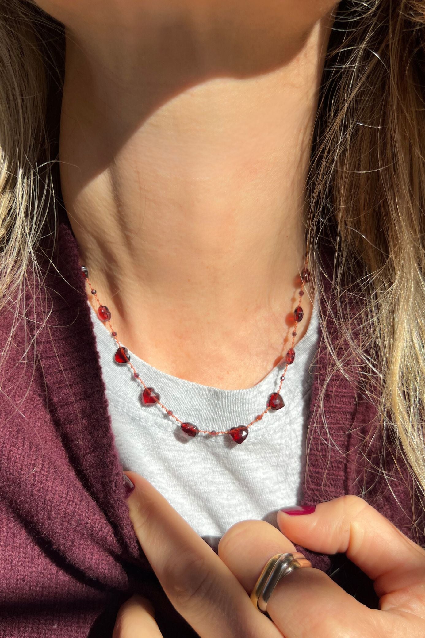 Collier 'Elston Love' en grenat – bijou artisanal en pierres naturelles en forme de coeur