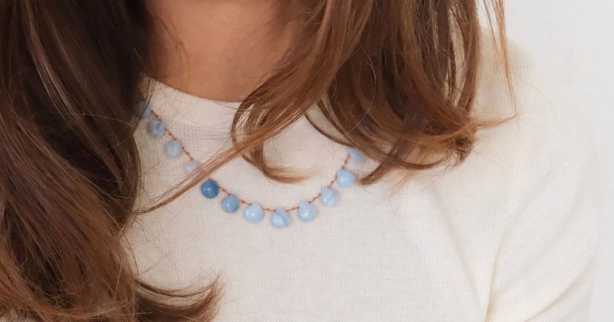 Collier Berryblue opale bleue porté, IVARENE
