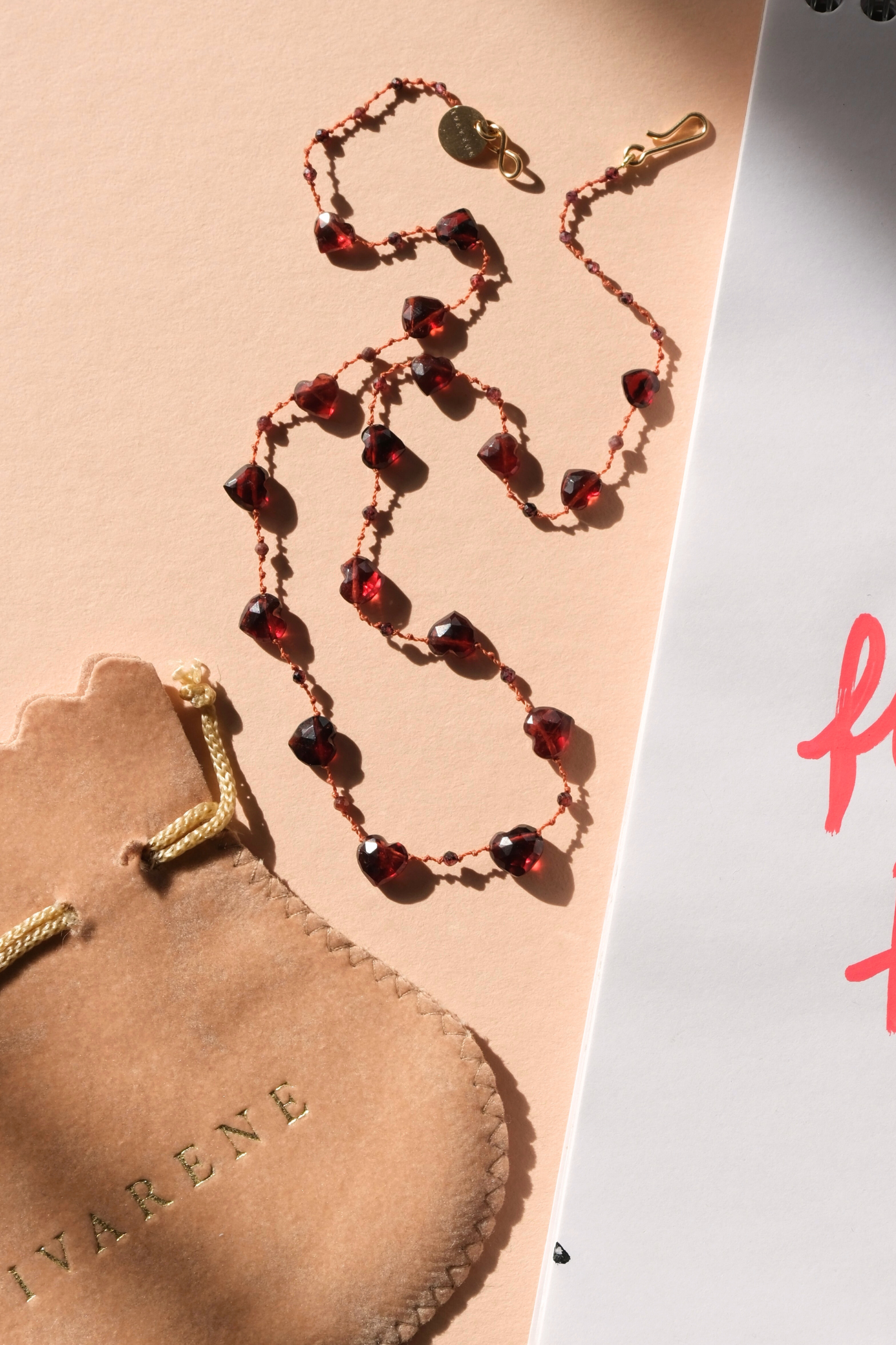 Collier 'Elston Love' en grenat – bijou artisanal en pierres naturelles en forme de coeur