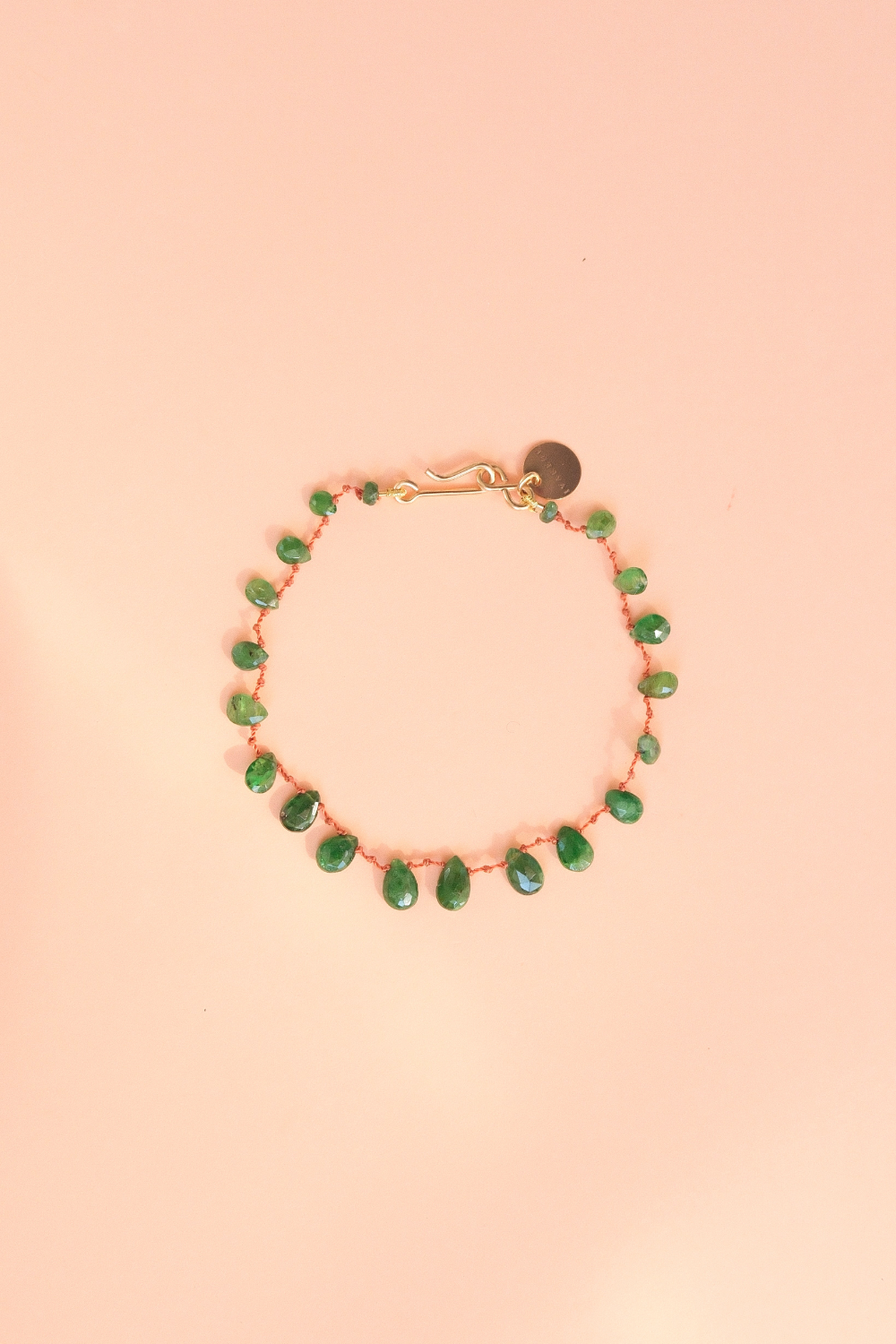 Bracelet en tsavorite sur cordon — IVARENE Paris