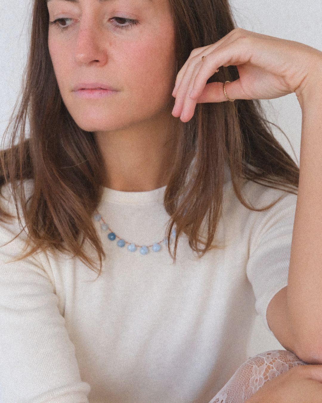 Collier Berryblue opale bleue porté, IVARENE