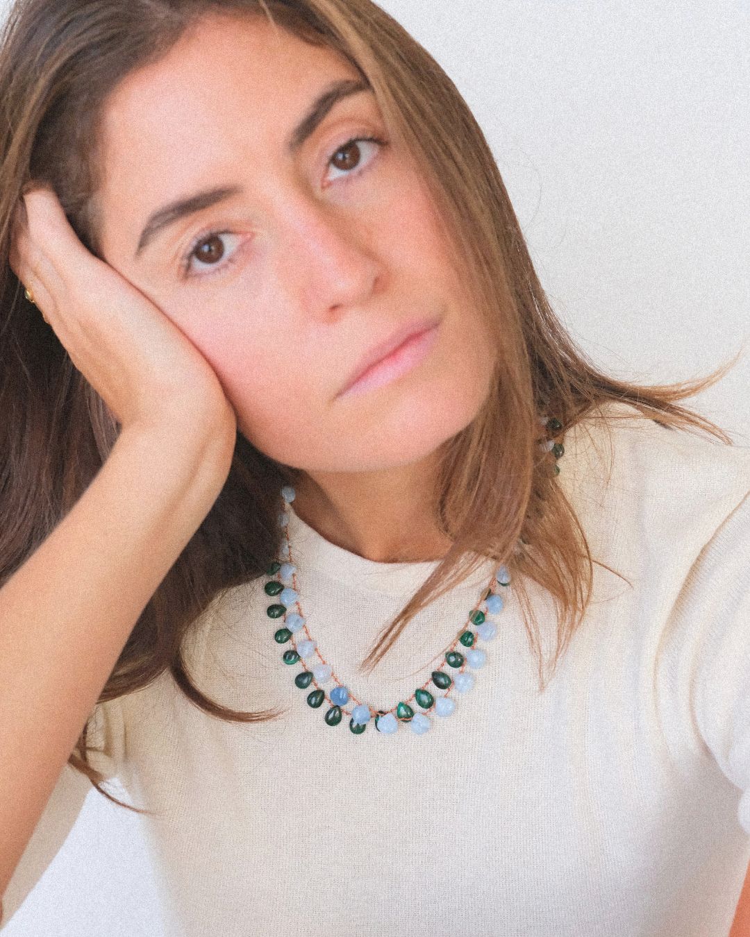 Collier Berryblue opale bleue porté, IVARENE