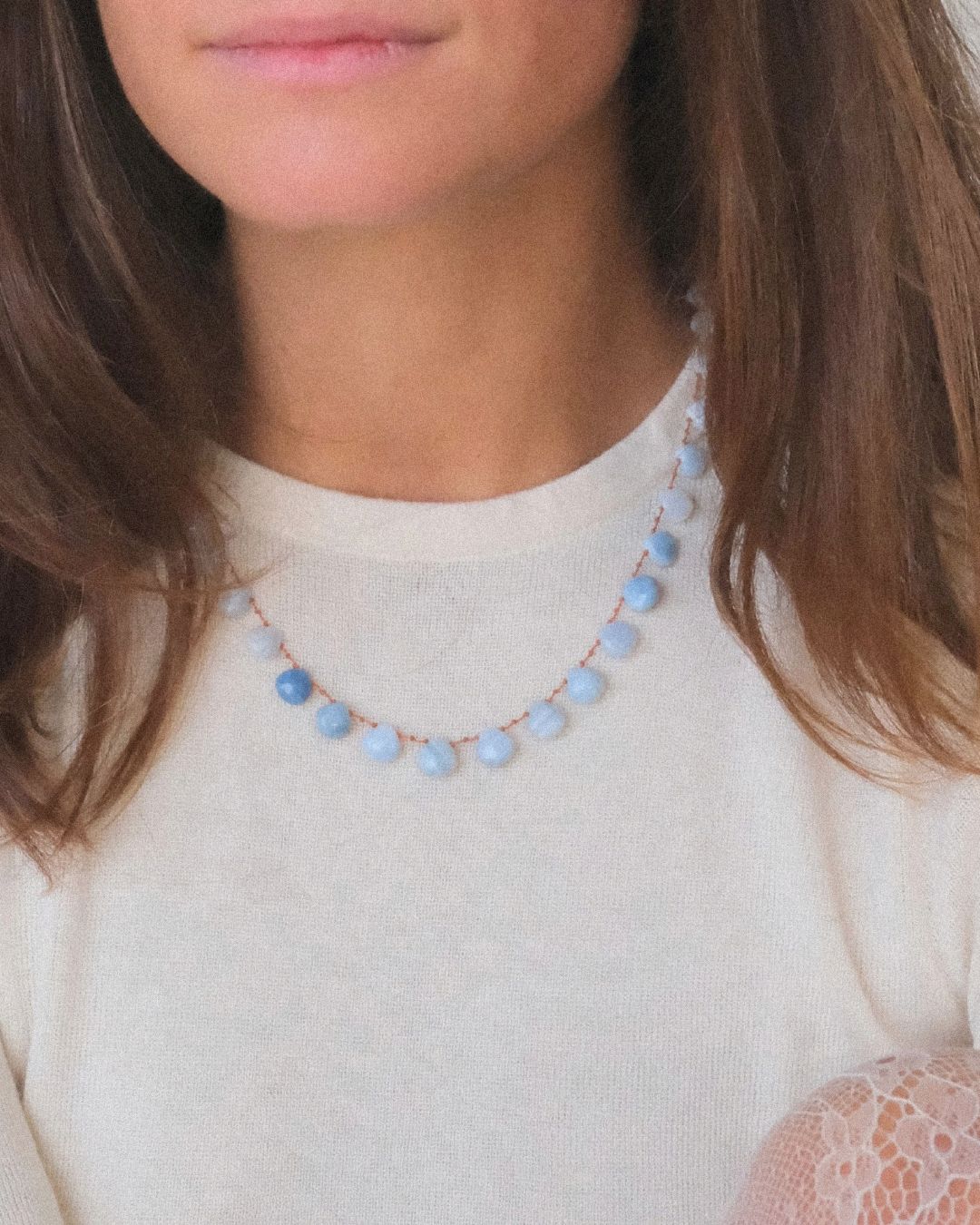 Collier Berryblue opale bleue porté, IVARENE