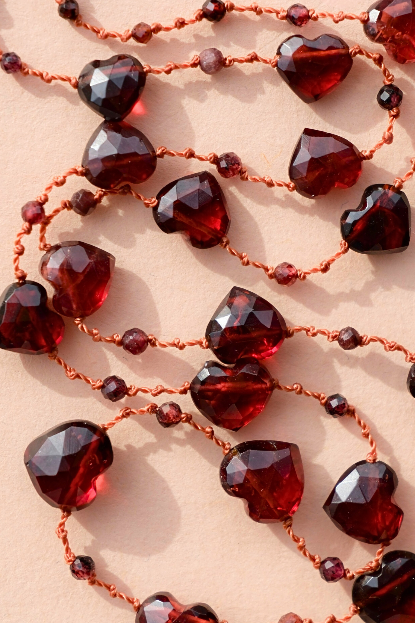 Collier 'Elston Love' en grenat – bijou artisanal en pierres naturelles en forme de coeur