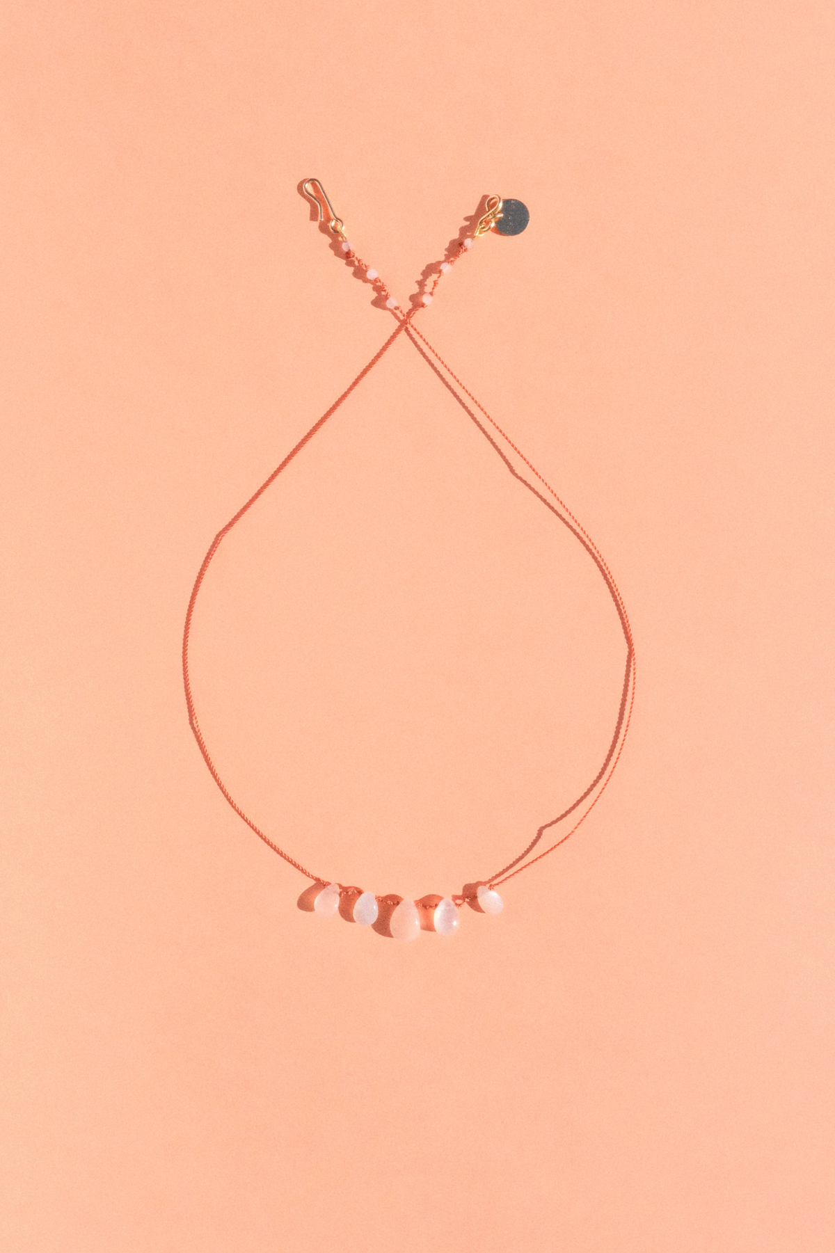 Collier 5 gouttes en pierre de lune lisse sur cordon — IVARENE Paris