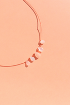 Collier 5 gouttes en pierre de lune lisse, autre vue — IVARENE Paris