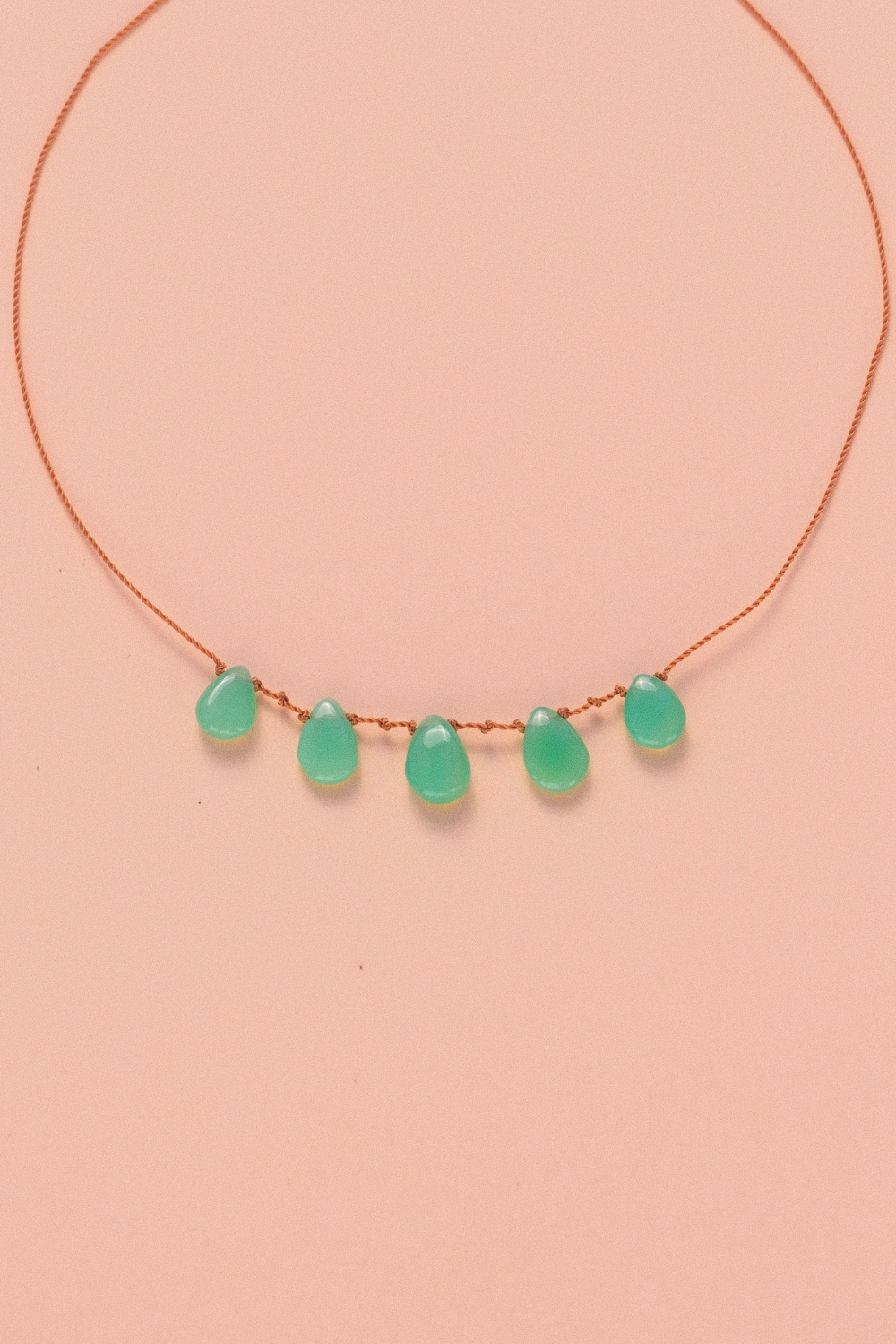 Collier en chrysoprase sur cordon — IVARENE Paris