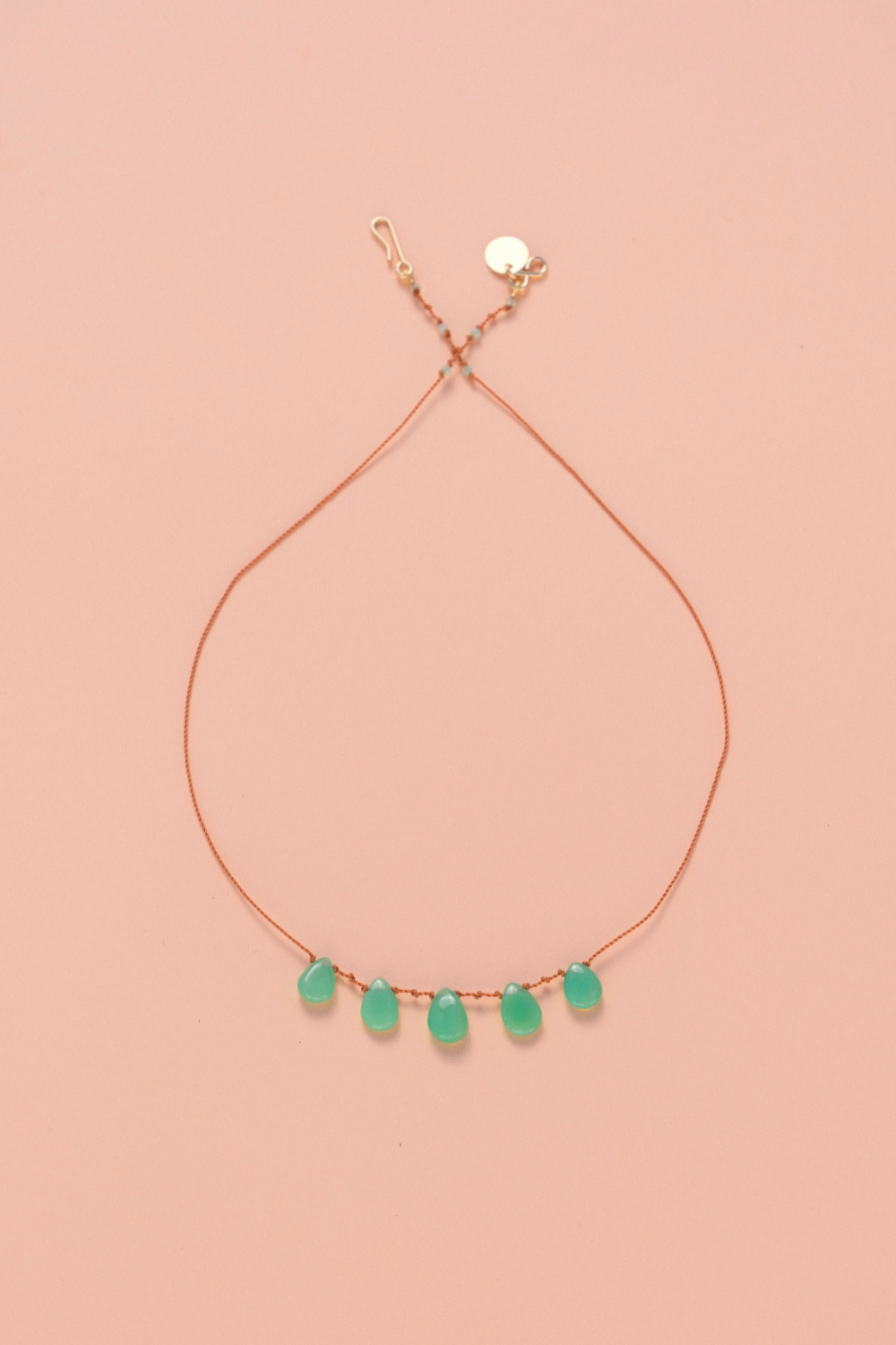 Collier en chrysoprase sur cordon — IVARENE Paris