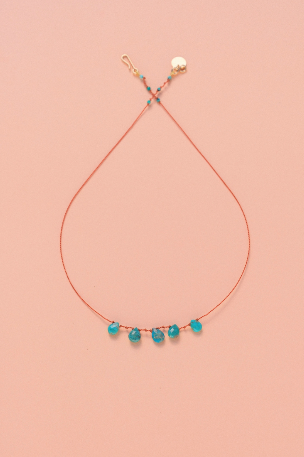 Collier en turquoise sur cordon — IVARENE Paris