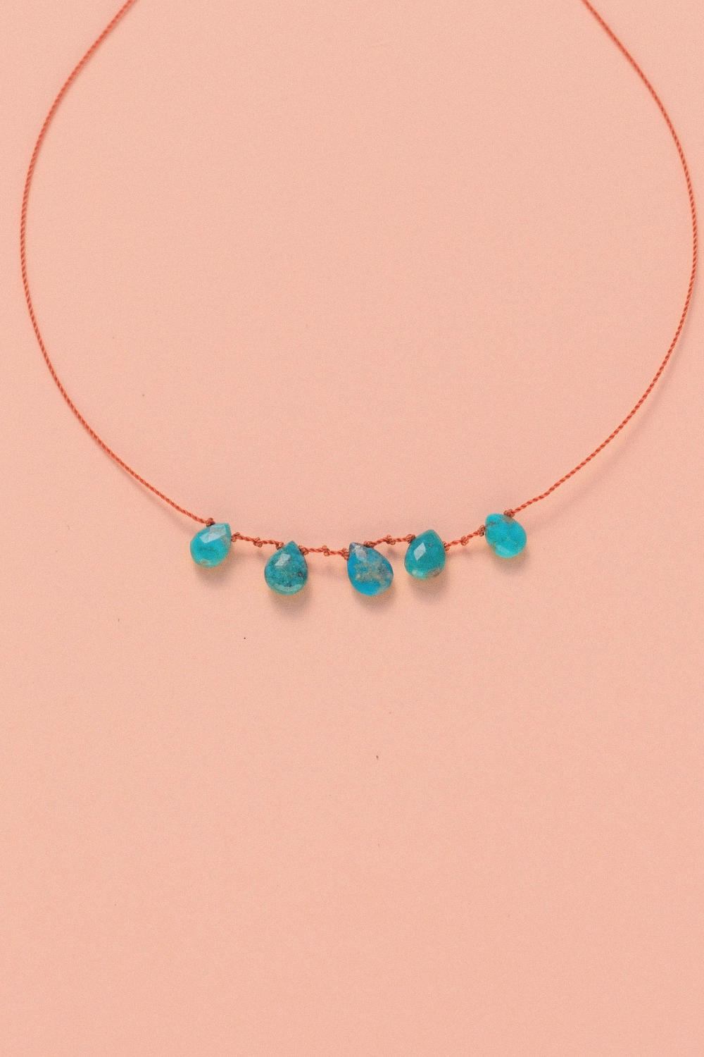 Collier en turquoise sur cordon — IVARENE Paris