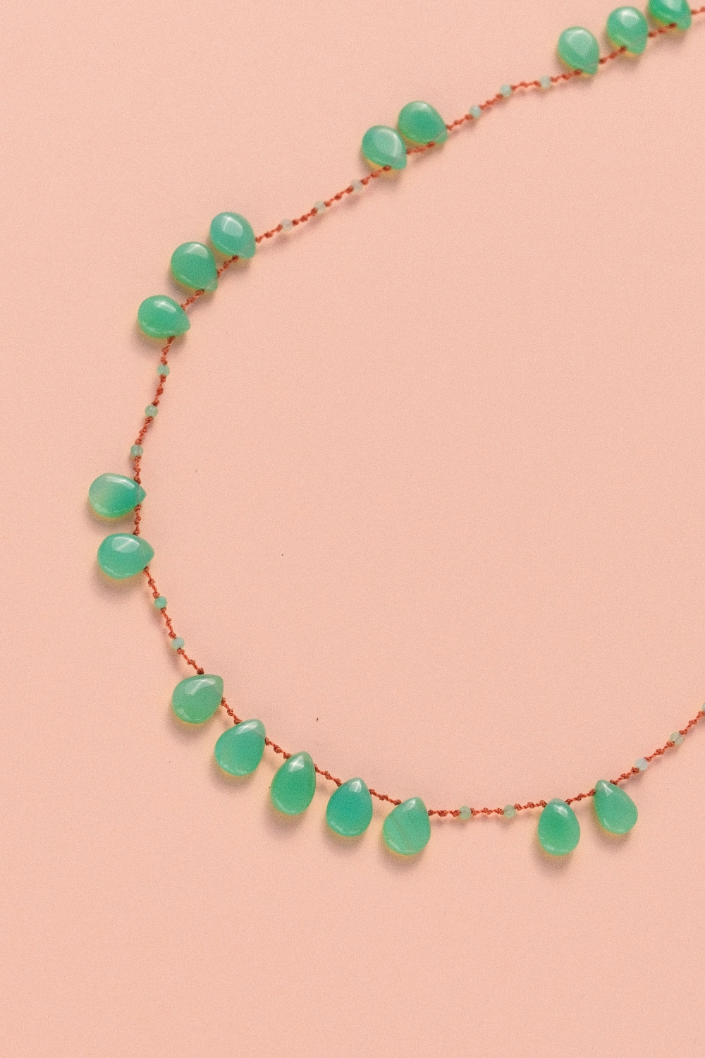 Collier en chrysoprase sur cordon — IVARENE Paris