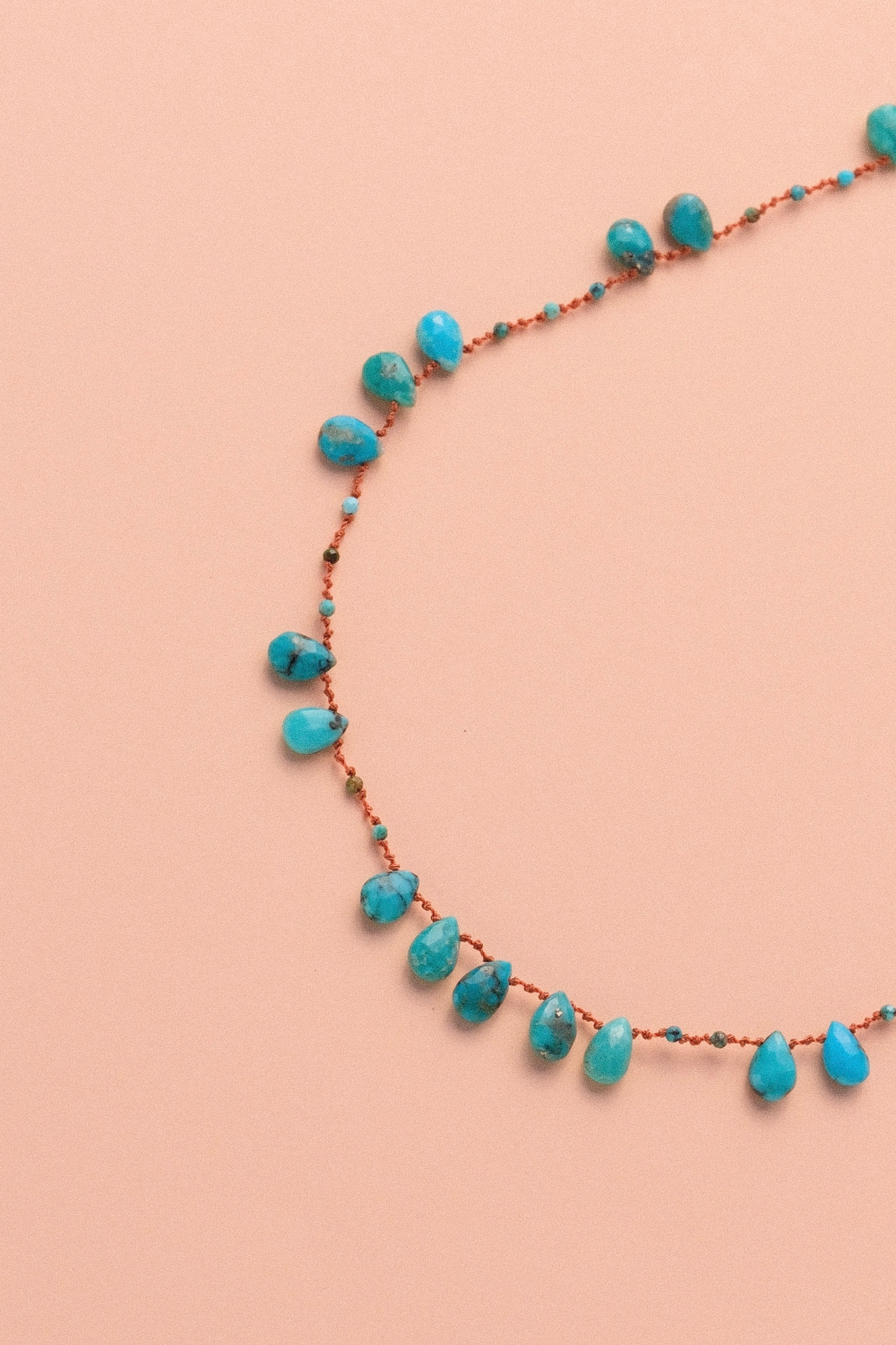 Collier en turquoise sur cordon — IVARENE Paris