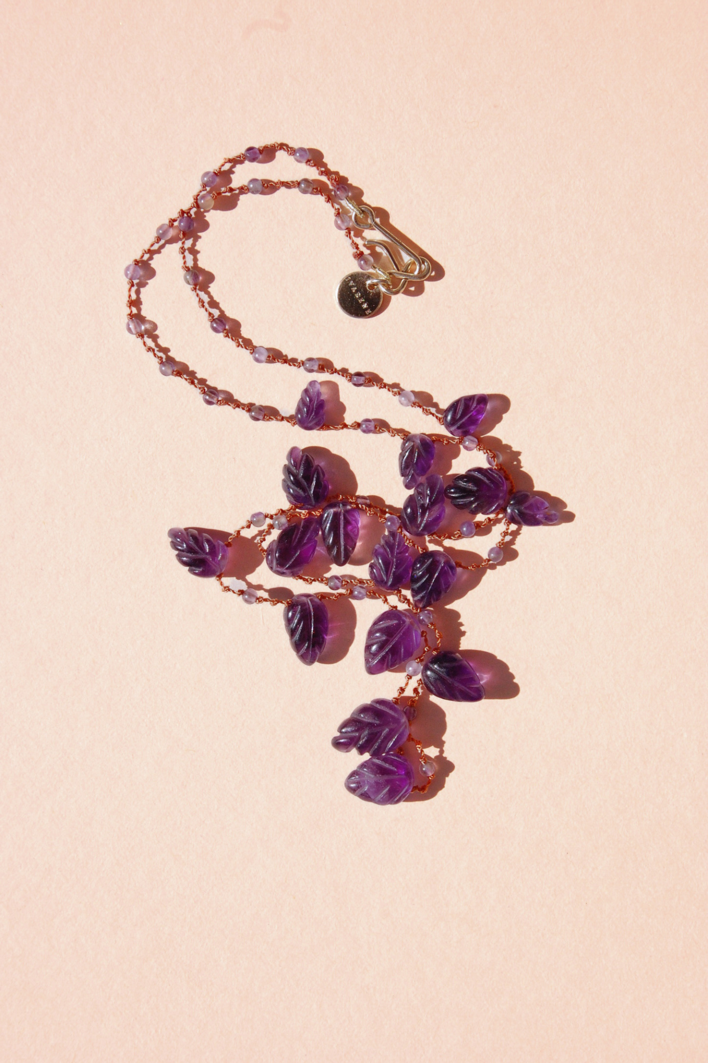 Collier Niilo Feuille améthyste – bijou sculpté et poétique 