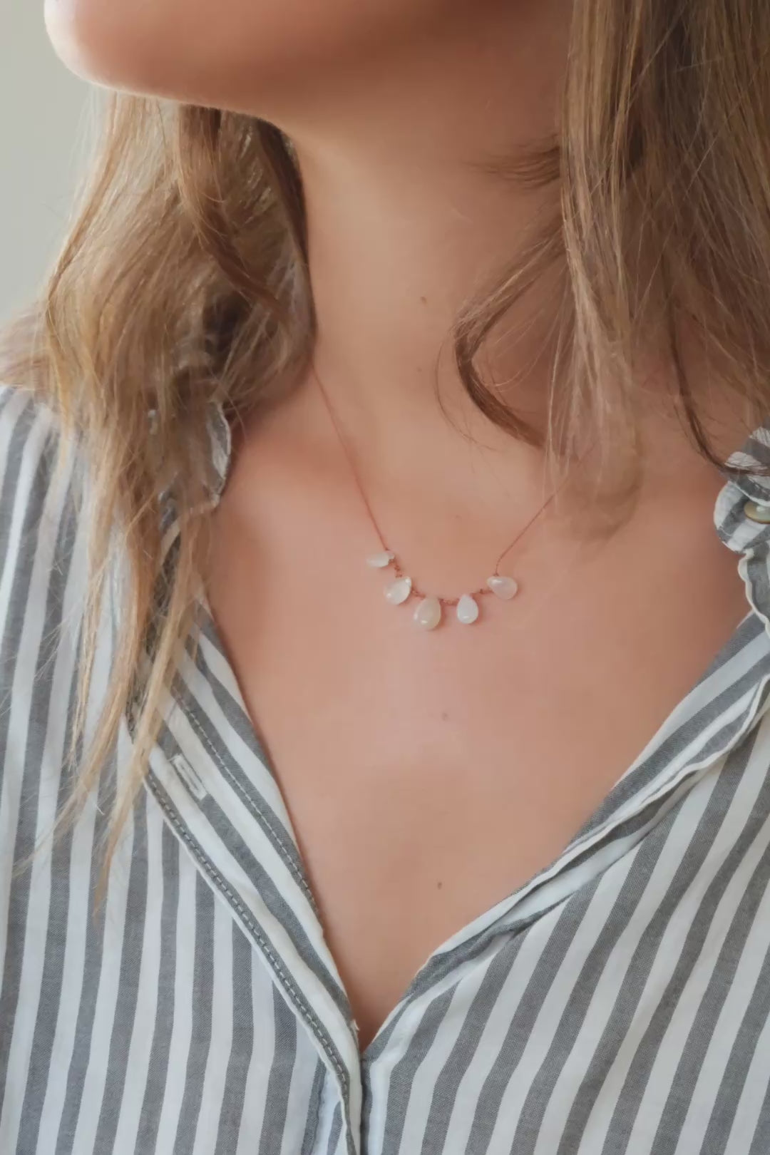 Collier 5 gouttes en pierre de lune lisse, vidéo du collier porté au cou — IVARENE Paris