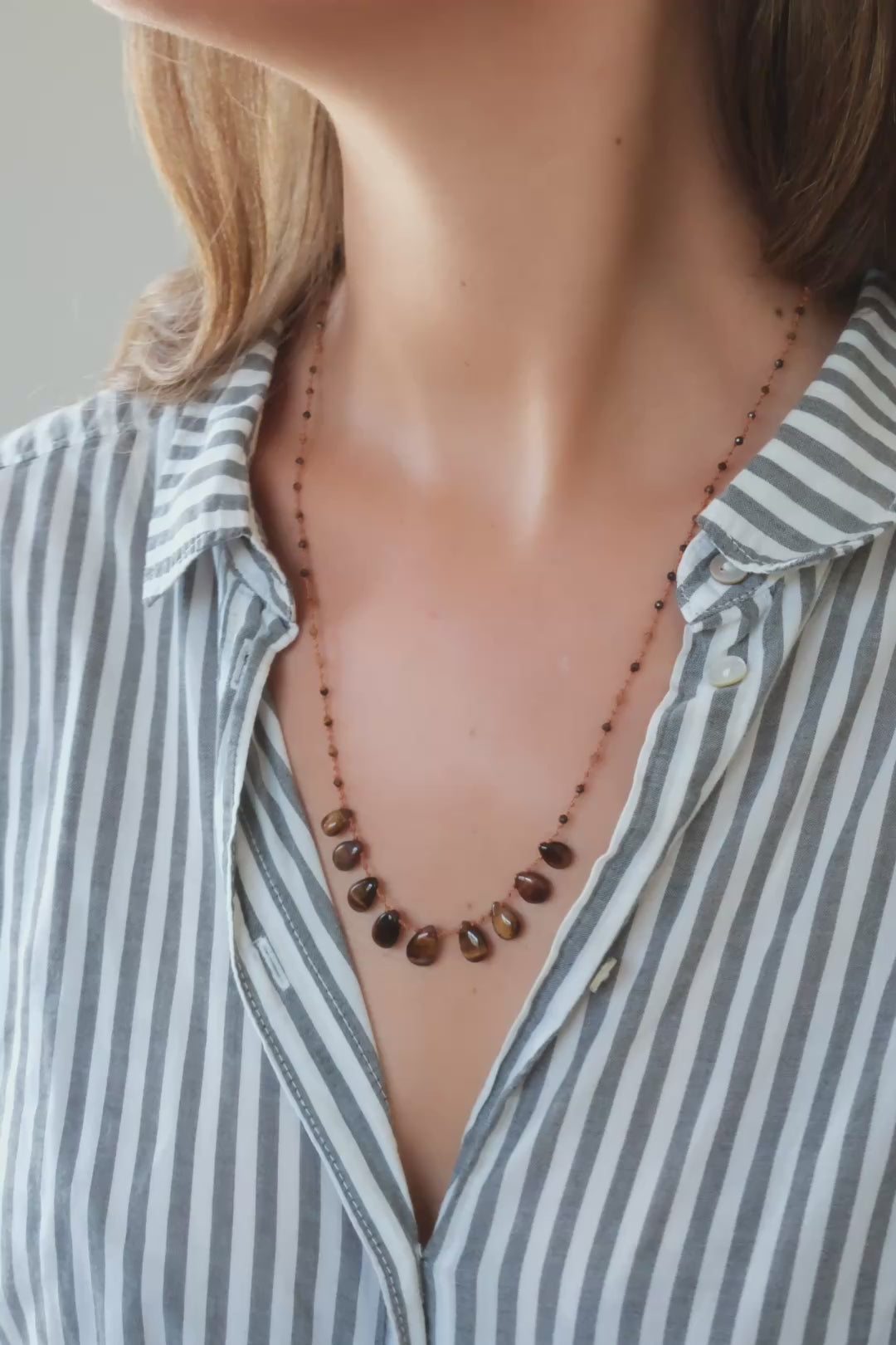 Collier 9 gouttes en œil de tigre, vidéo du collier porté au cou — IVARENE Paris