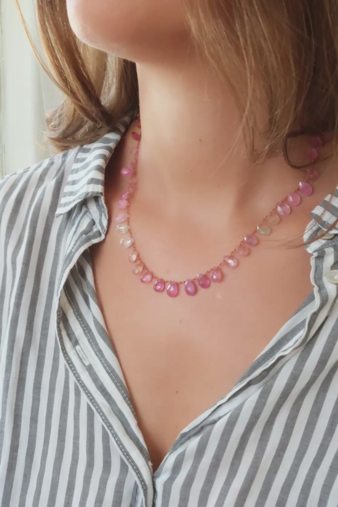 Collier Meadow Facettes en saphirs multicolores, vidéo du collier porté au cou — IVARENE Paris
