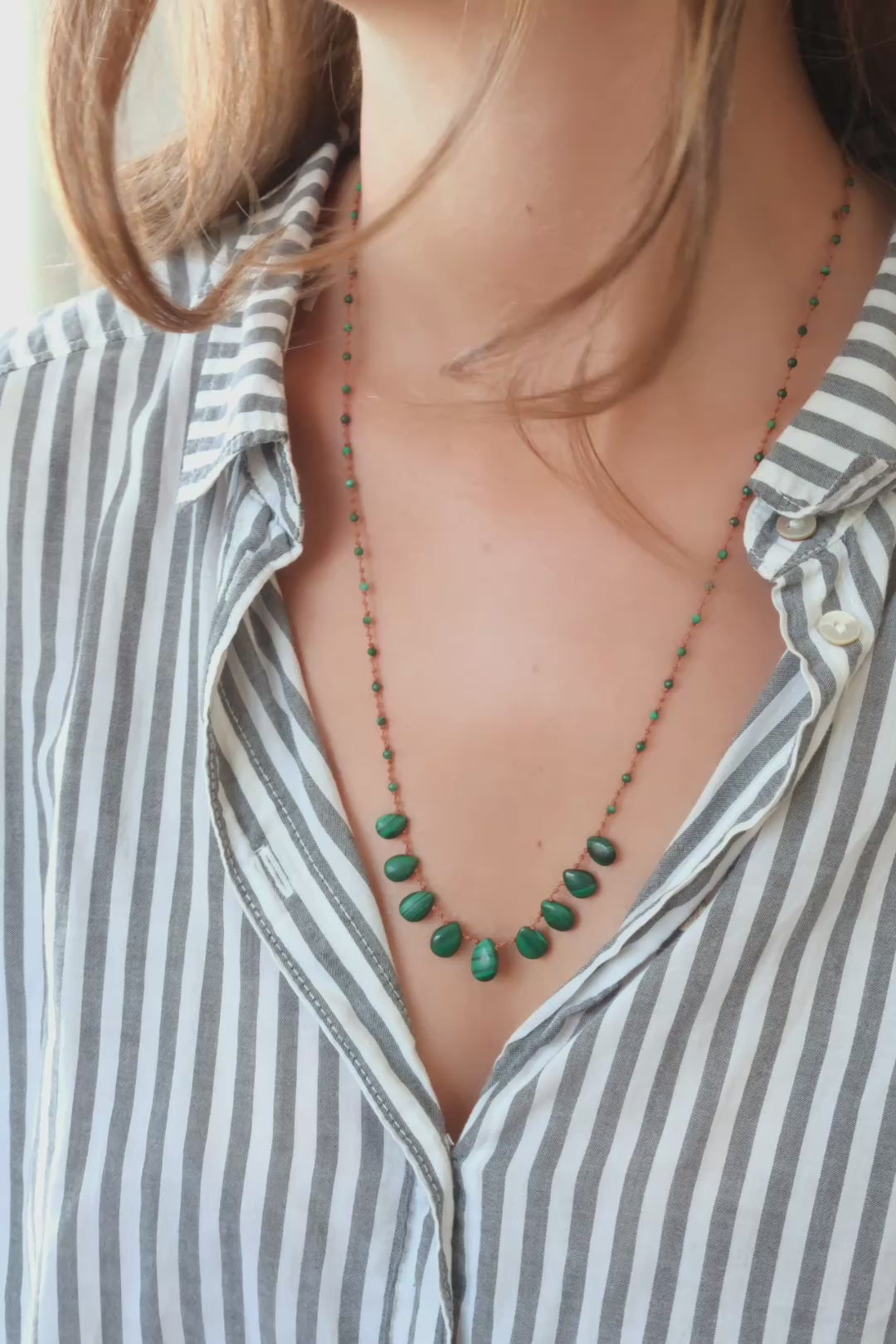 Collier 9 gouttes en malachite, vidéo du collier porté au cou — IVARENE Paris