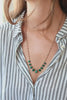 Collier 9 gouttes en malachite, vidéo du collier porté au cou — IVARENE Paris