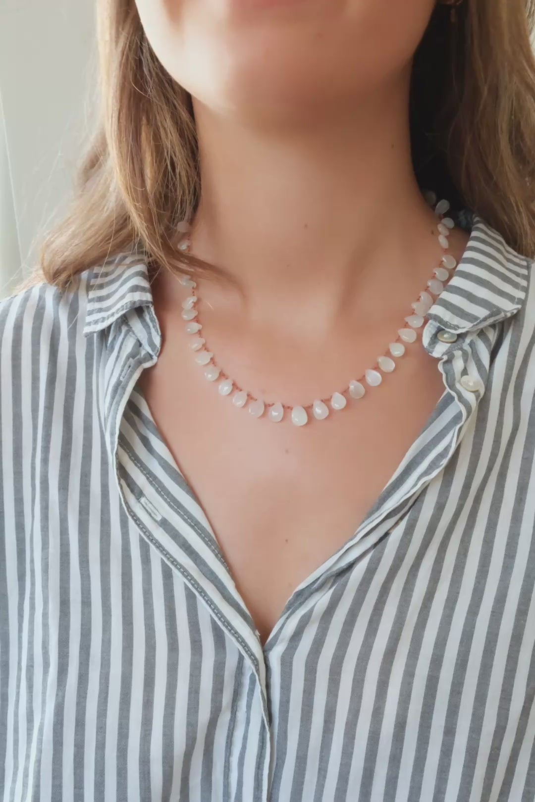 Collier Alcyona en pierre de lune lisse, vidéo du collier porté au cou — IVARENE Paris