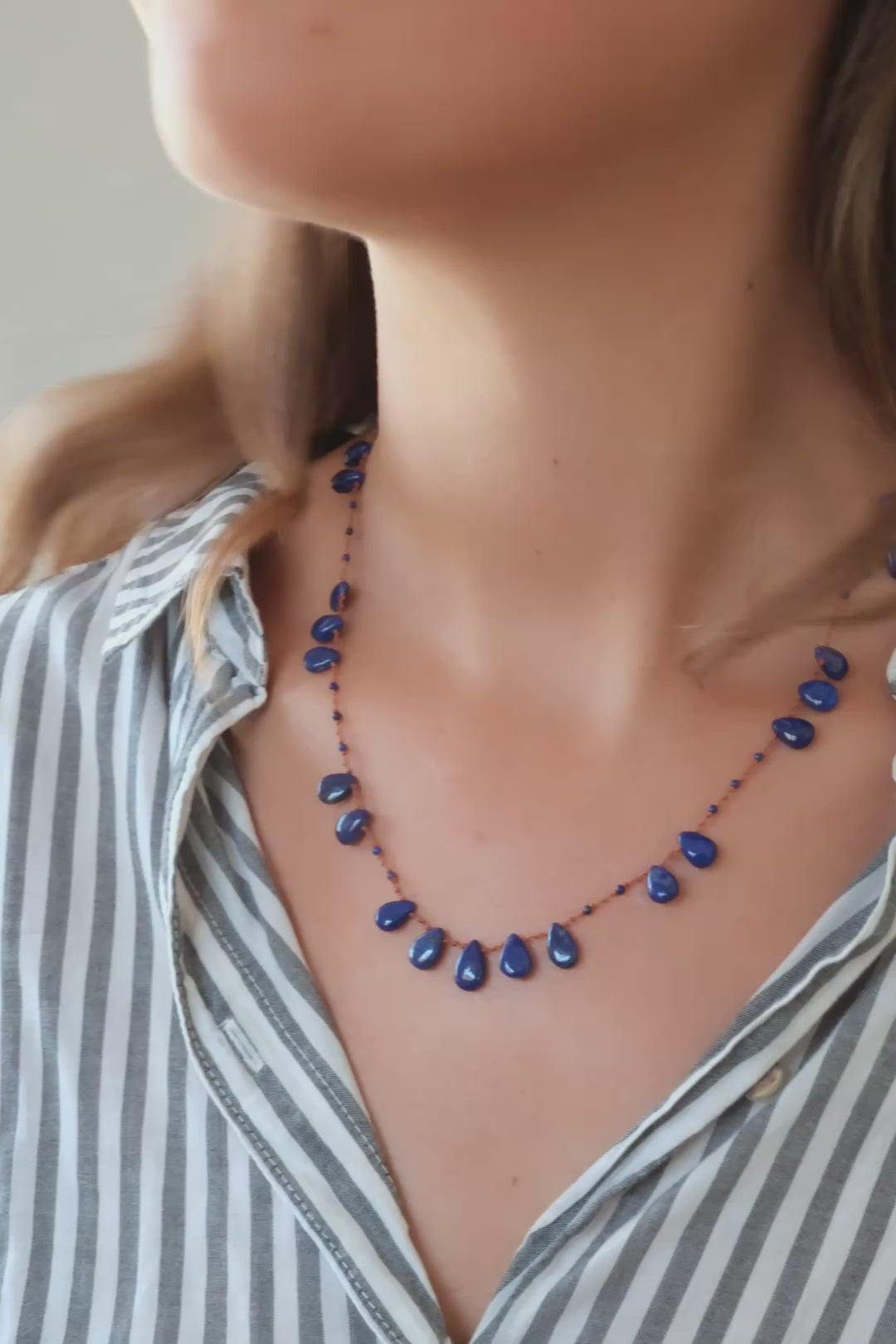 Collier Offset en lapis lazuli, vidéo du collier porté au cou — IVARENE Paris