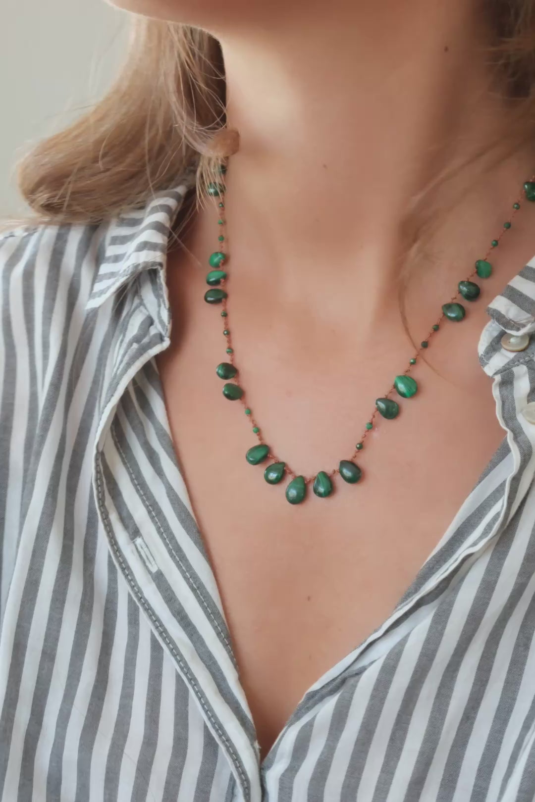 Collier Offset en malachite, vidéo du collier porté au cou — IVARENE Paris