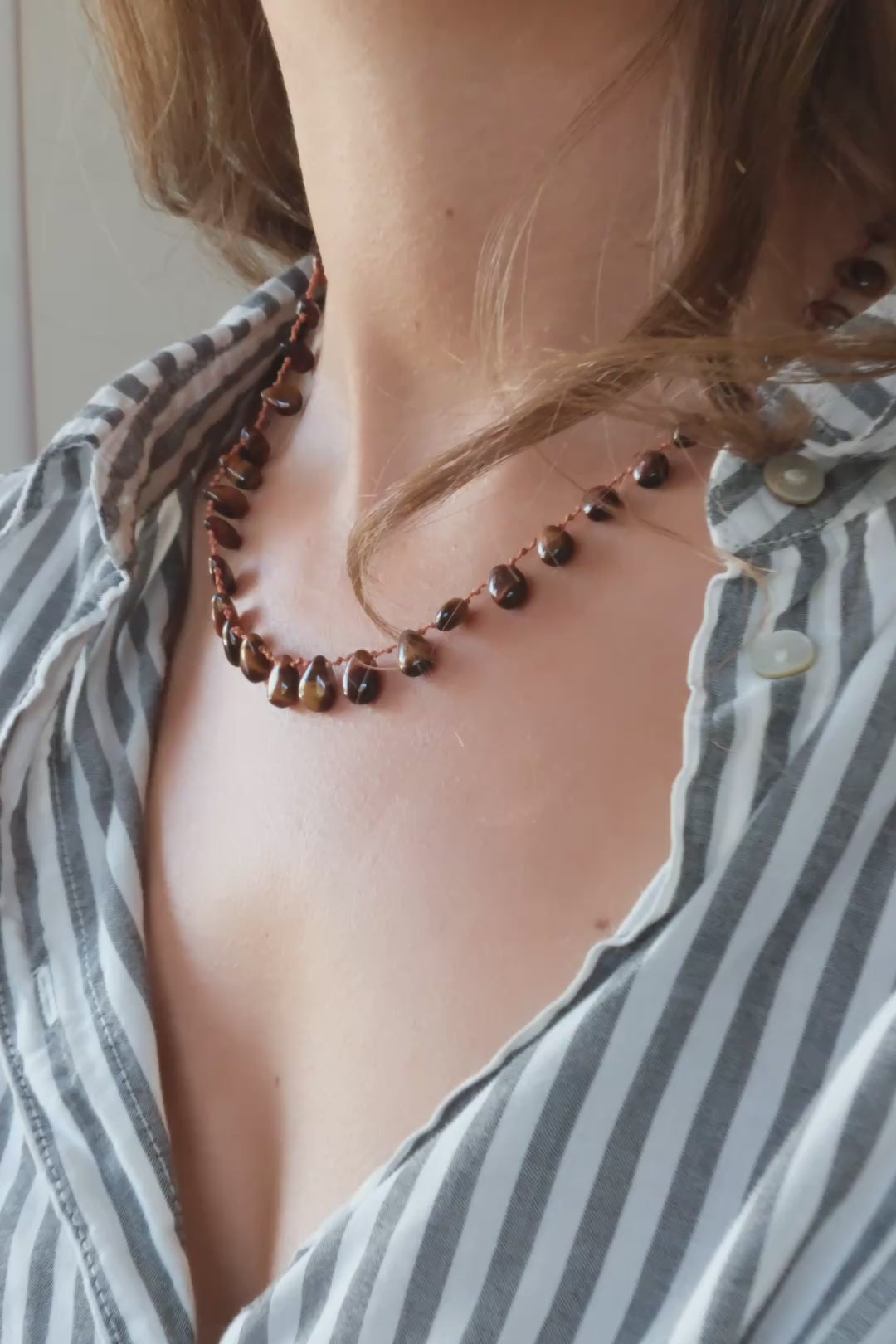 Collier Willetta en œil de tigre, vidéo du collier porté au cou — IVARENE Paris