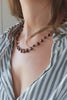 Collier Willetta en œil de tigre, vidéo du collier porté au cou — IVARENE Paris