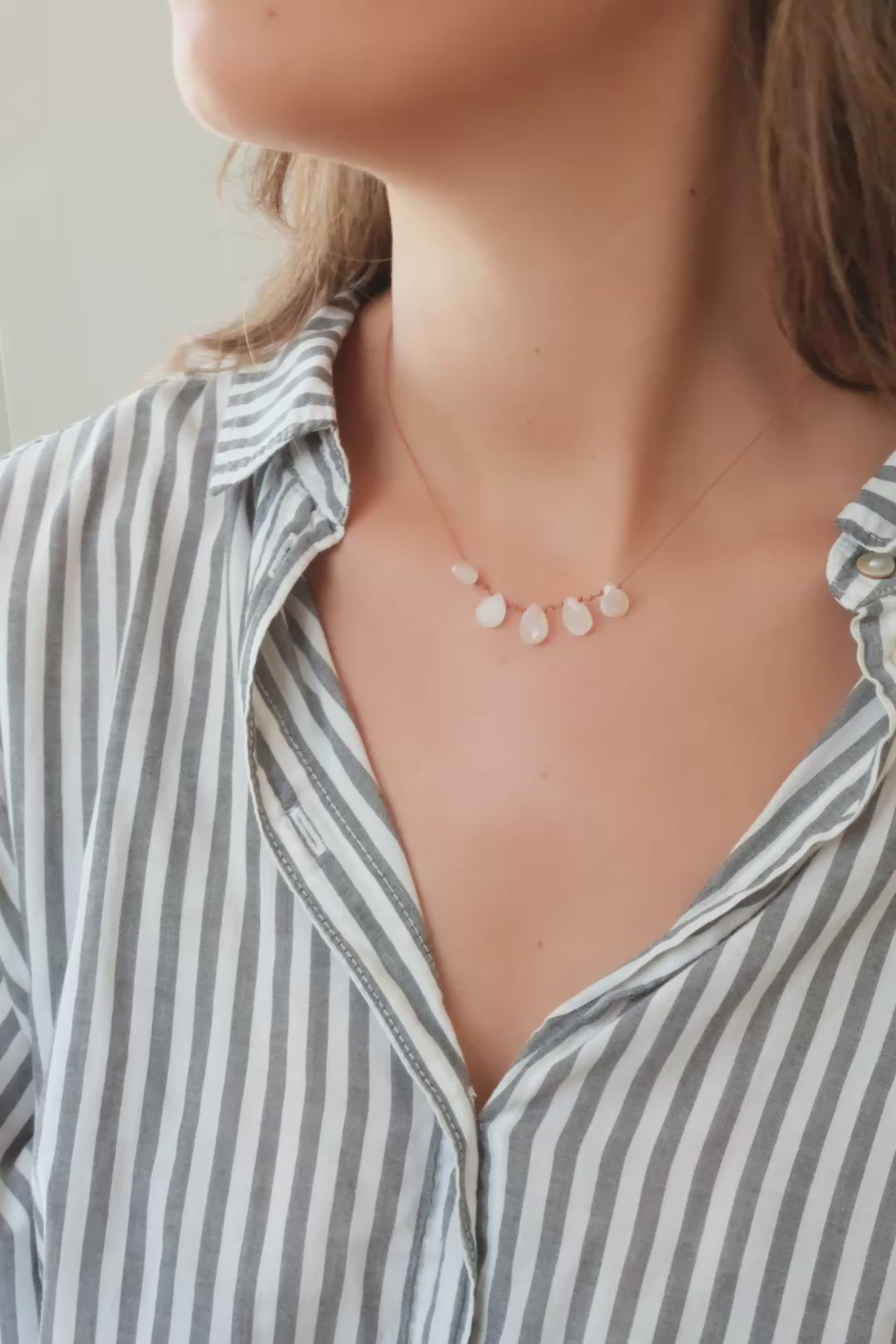 Collier 5 gouttes en pierre de lune facettes, vidéo du collier porté au cou — IVARENE Paris