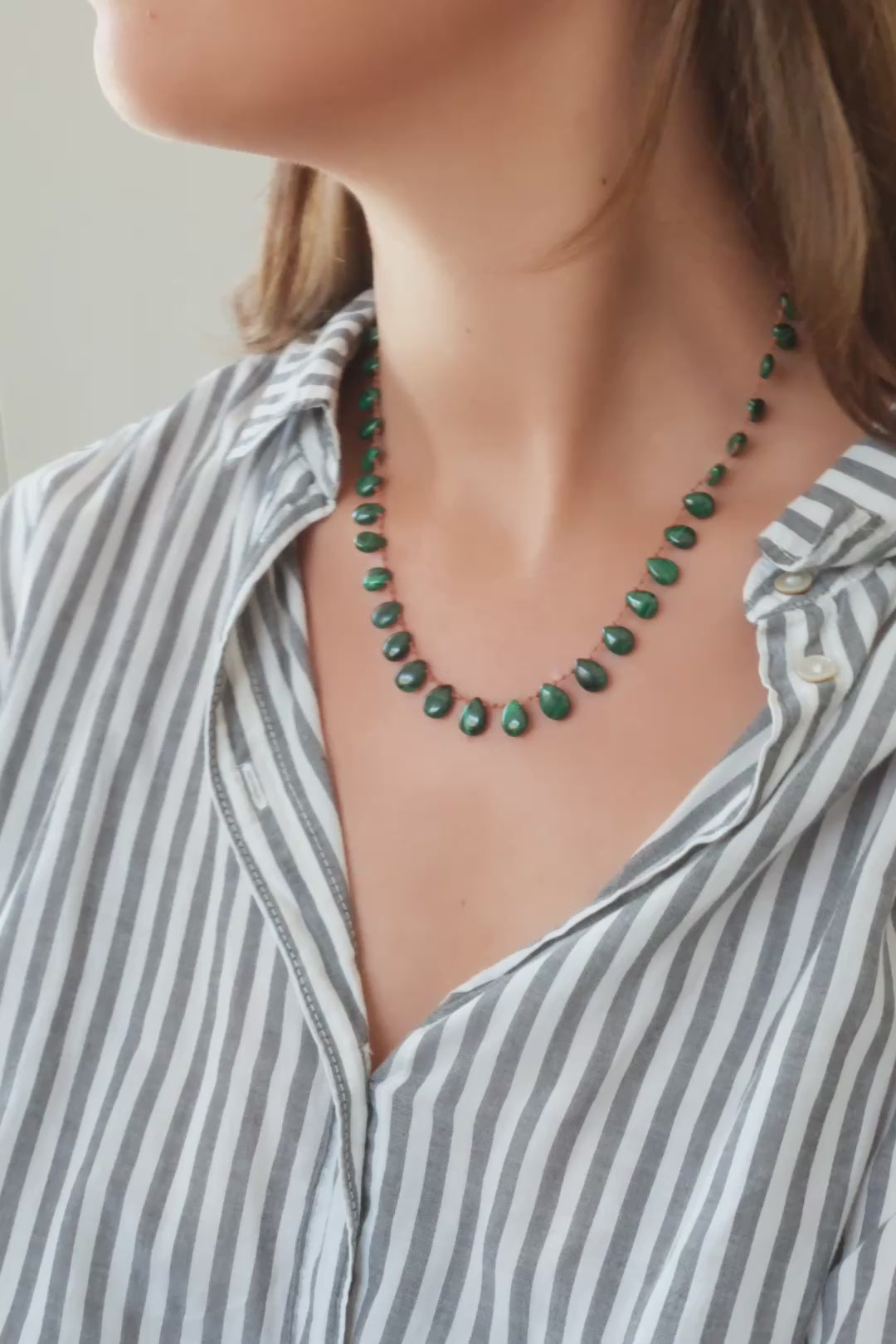 Collier Savannah en malachite, vidéo du collier porté au cou — IVARENE Paris