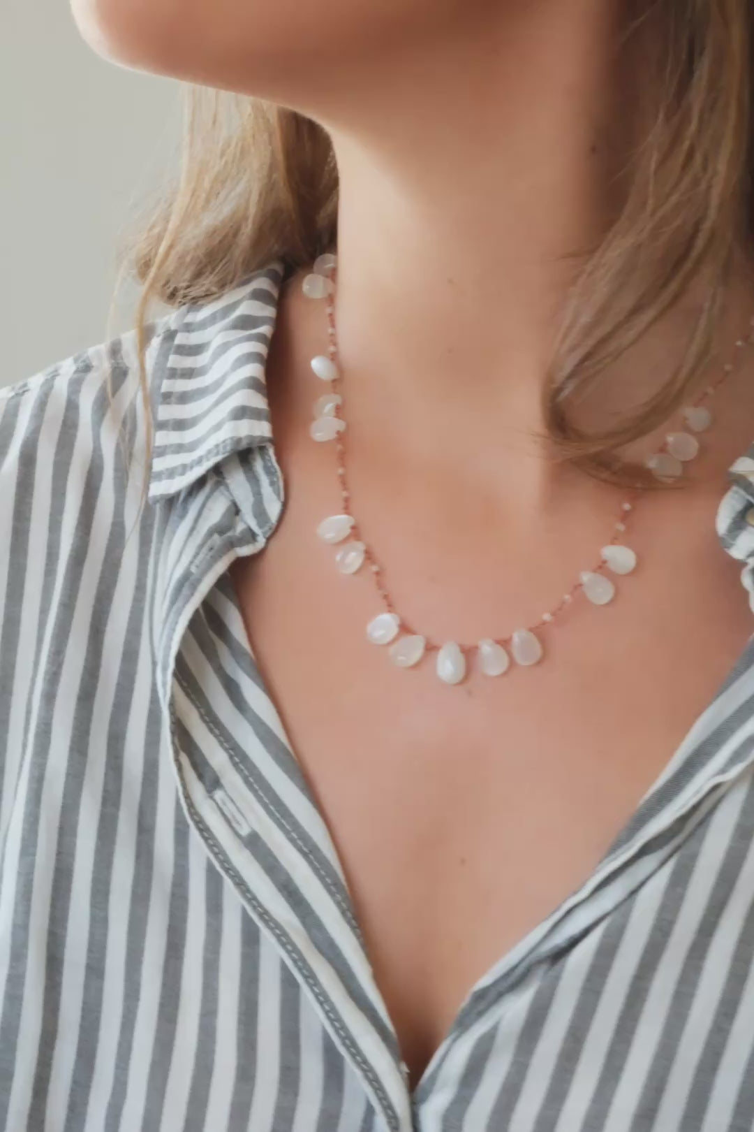 Collier Offset en pierre de lune lisse, vidéo du collier porté au cou — IVARENE Paris