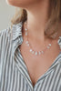 Collier Offset en pierre de lune lisse, vidéo du collier porté au cou — IVARENE Paris